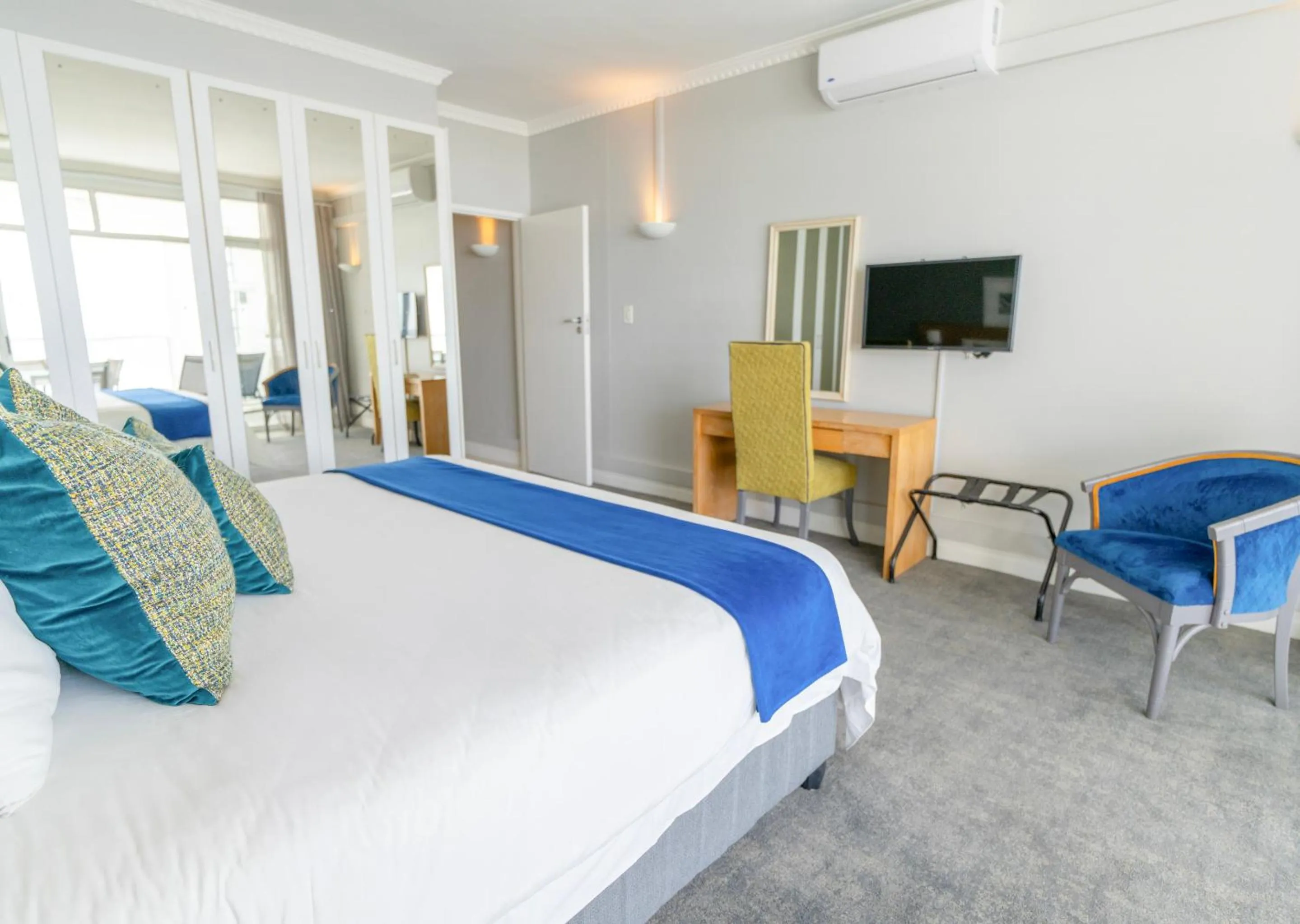 Bed in Peninsula All Suite Hotel by Dream Resorts