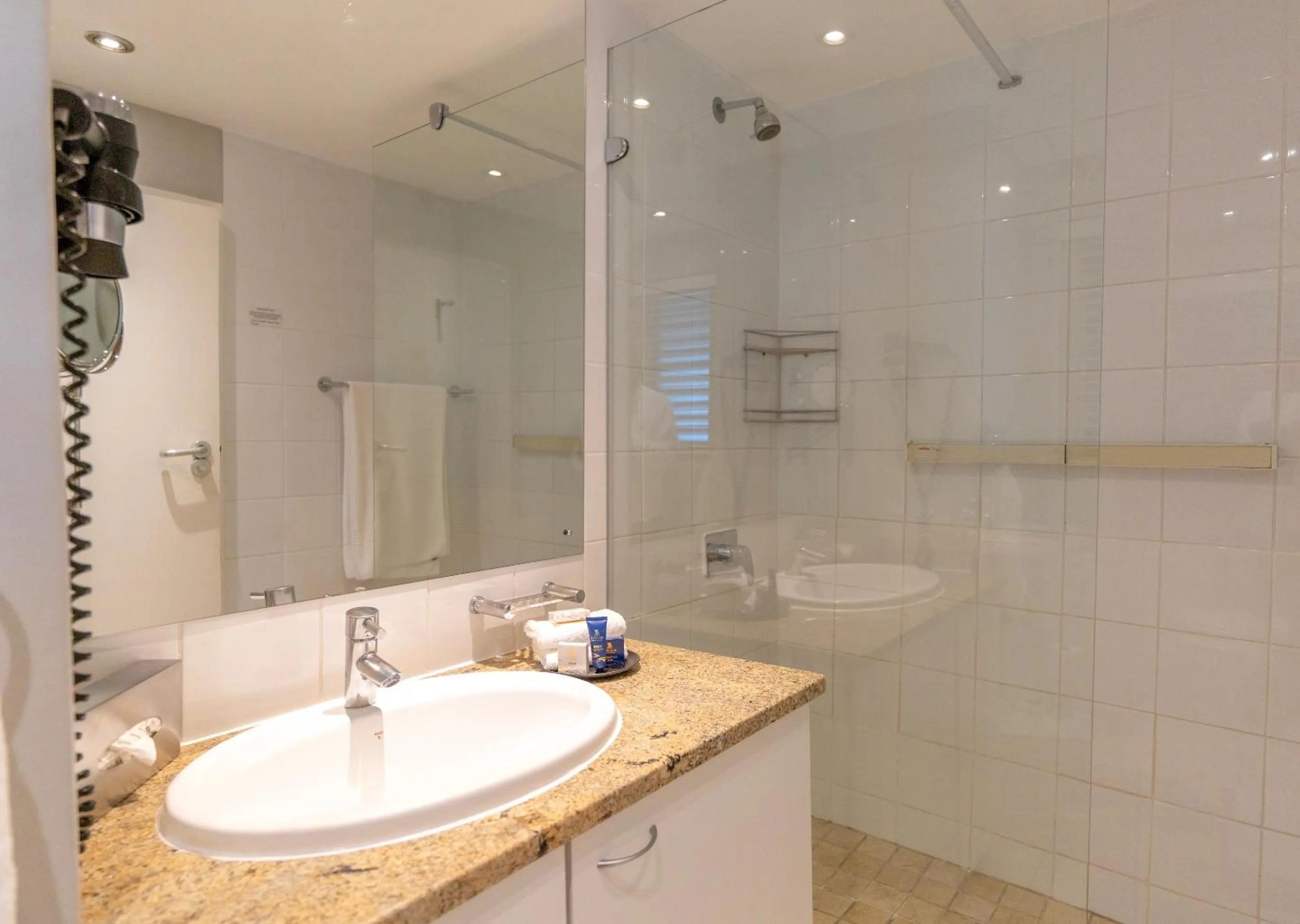 Shower in Peninsula All Suite Hotel by Dream Resorts