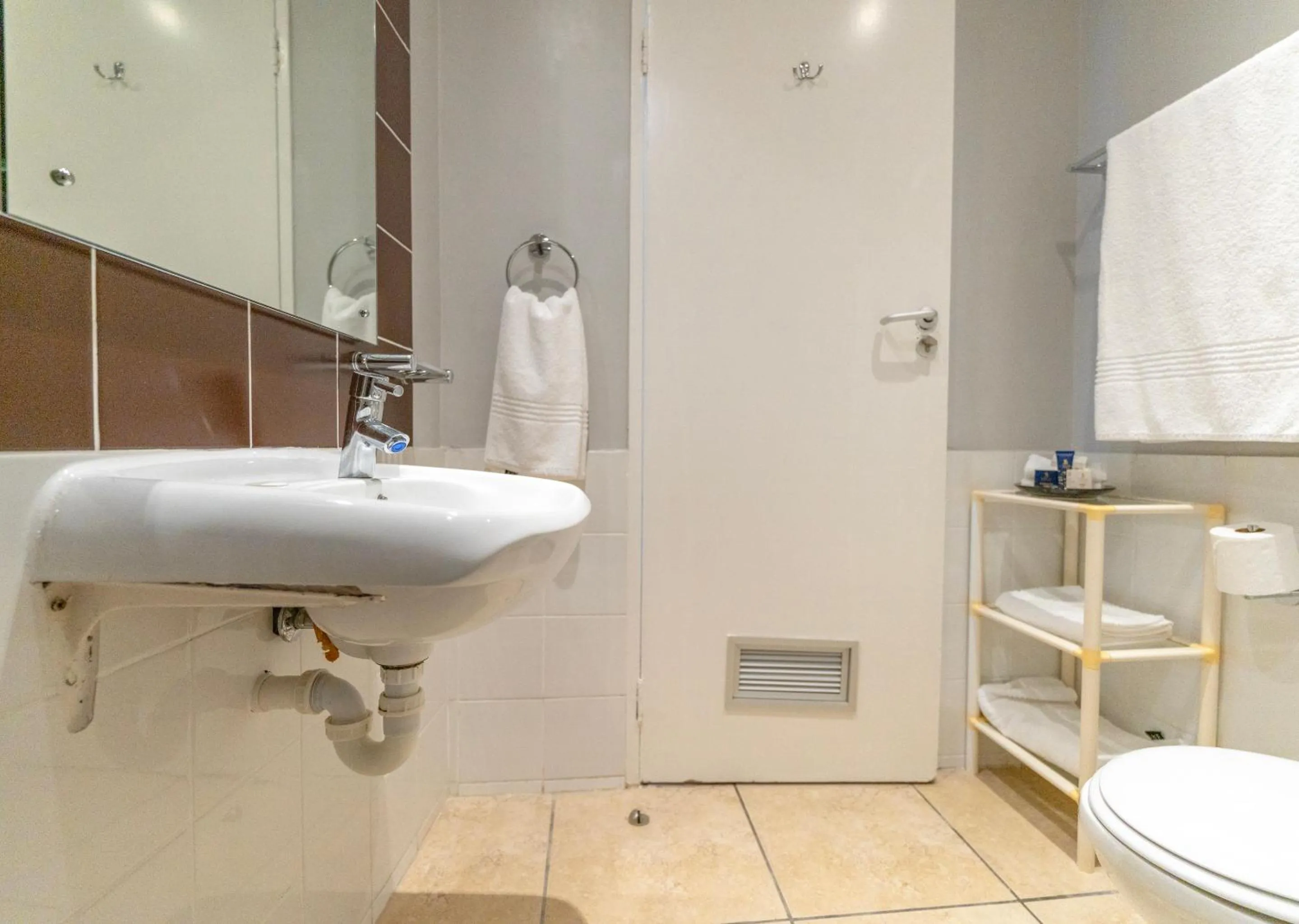 Shower in Peninsula All Suite Hotel by Dream Resorts