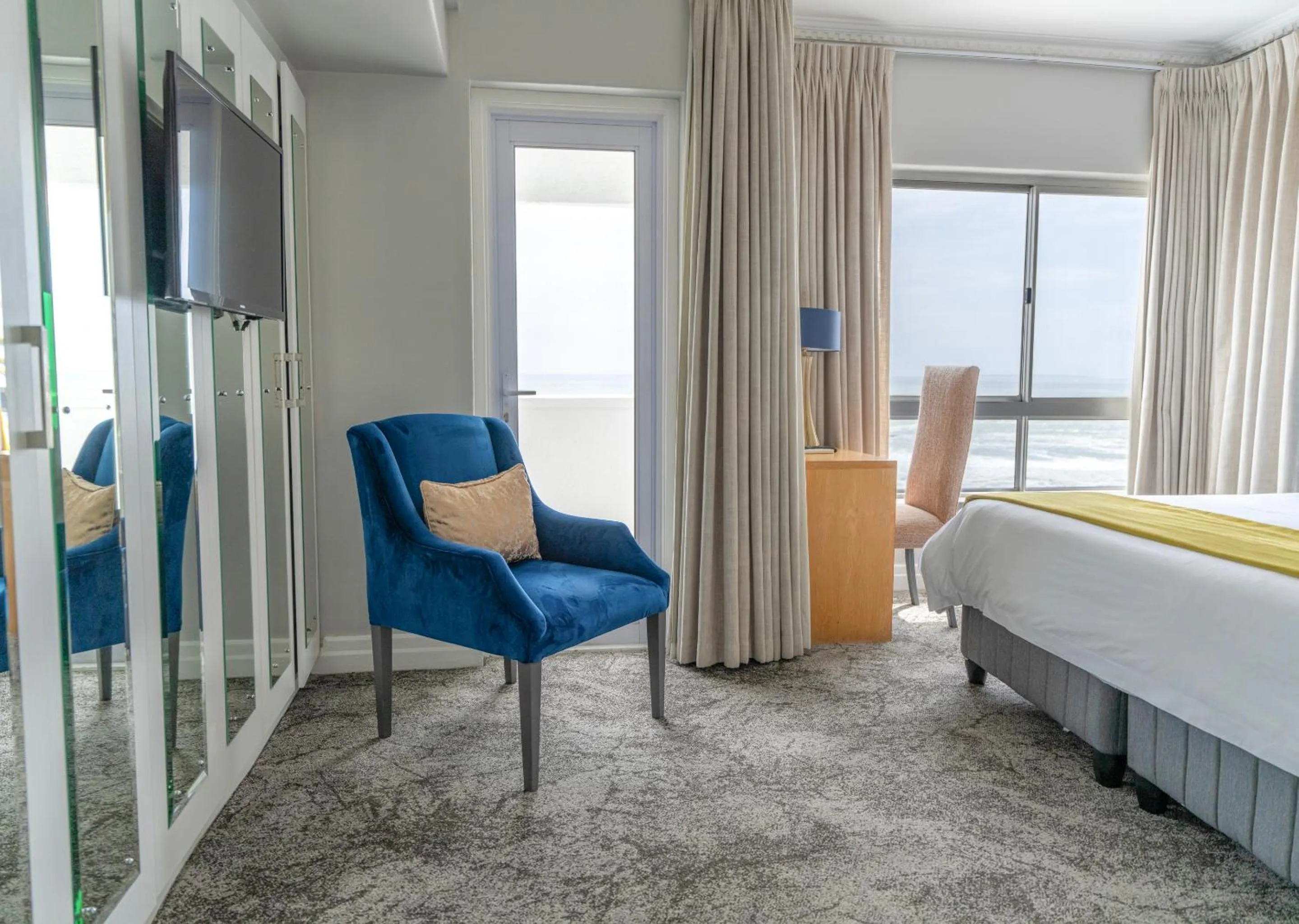 Bed in Peninsula All Suite Hotel by Dream Resorts