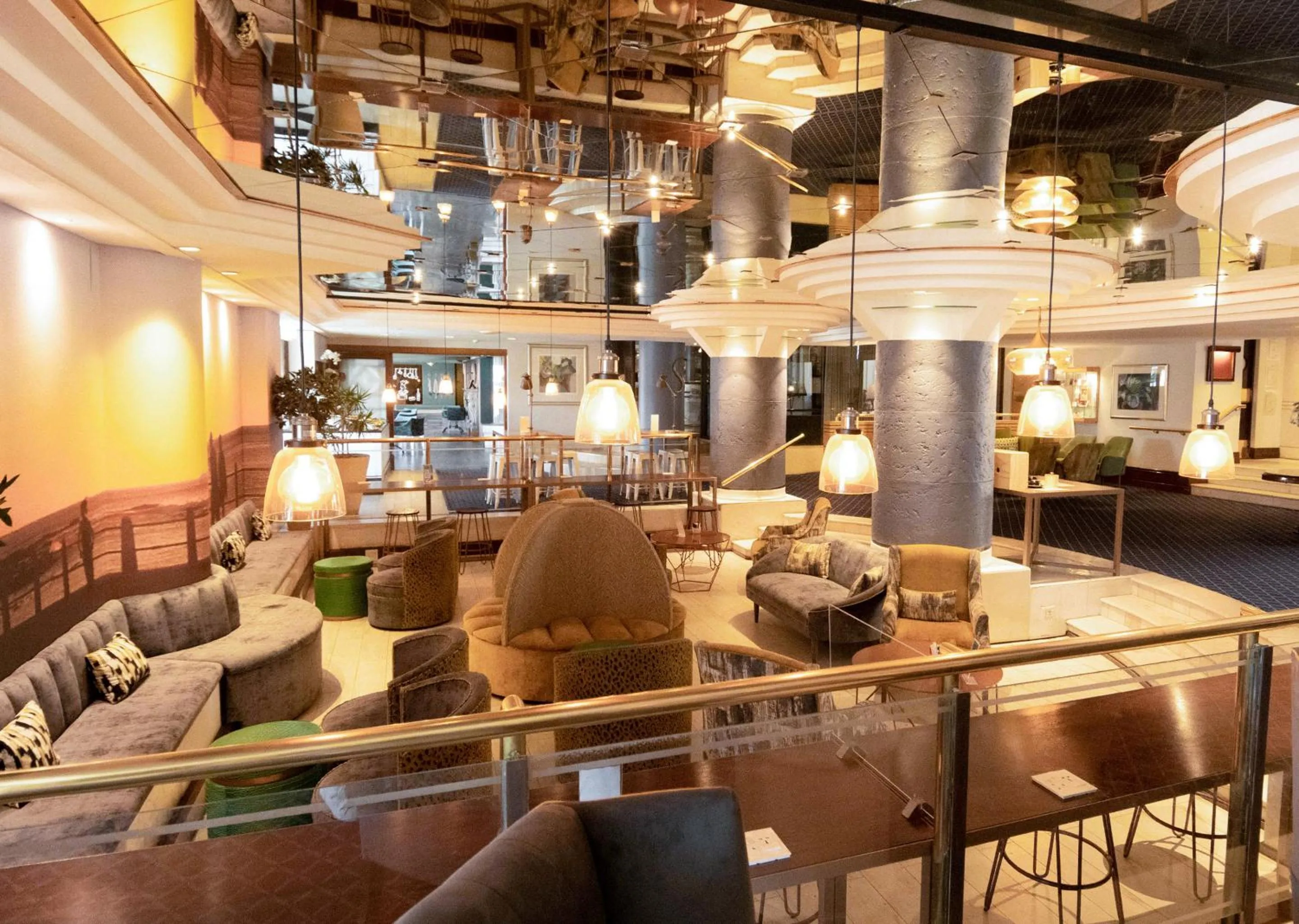 Lounge or bar in Peninsula All Suite Hotel by Dream Resorts