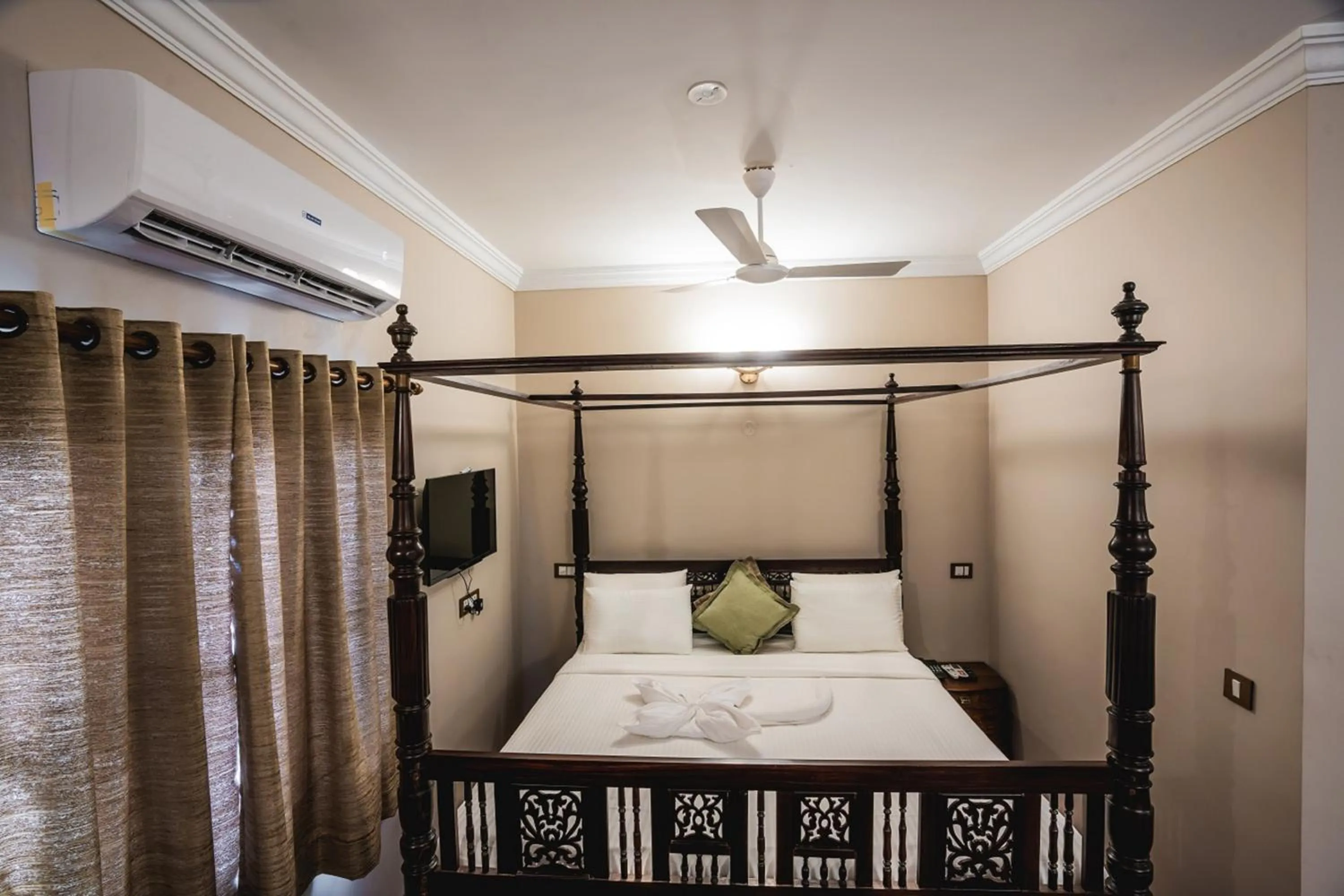 Photo of the whole room, Bed in 19VillaMira