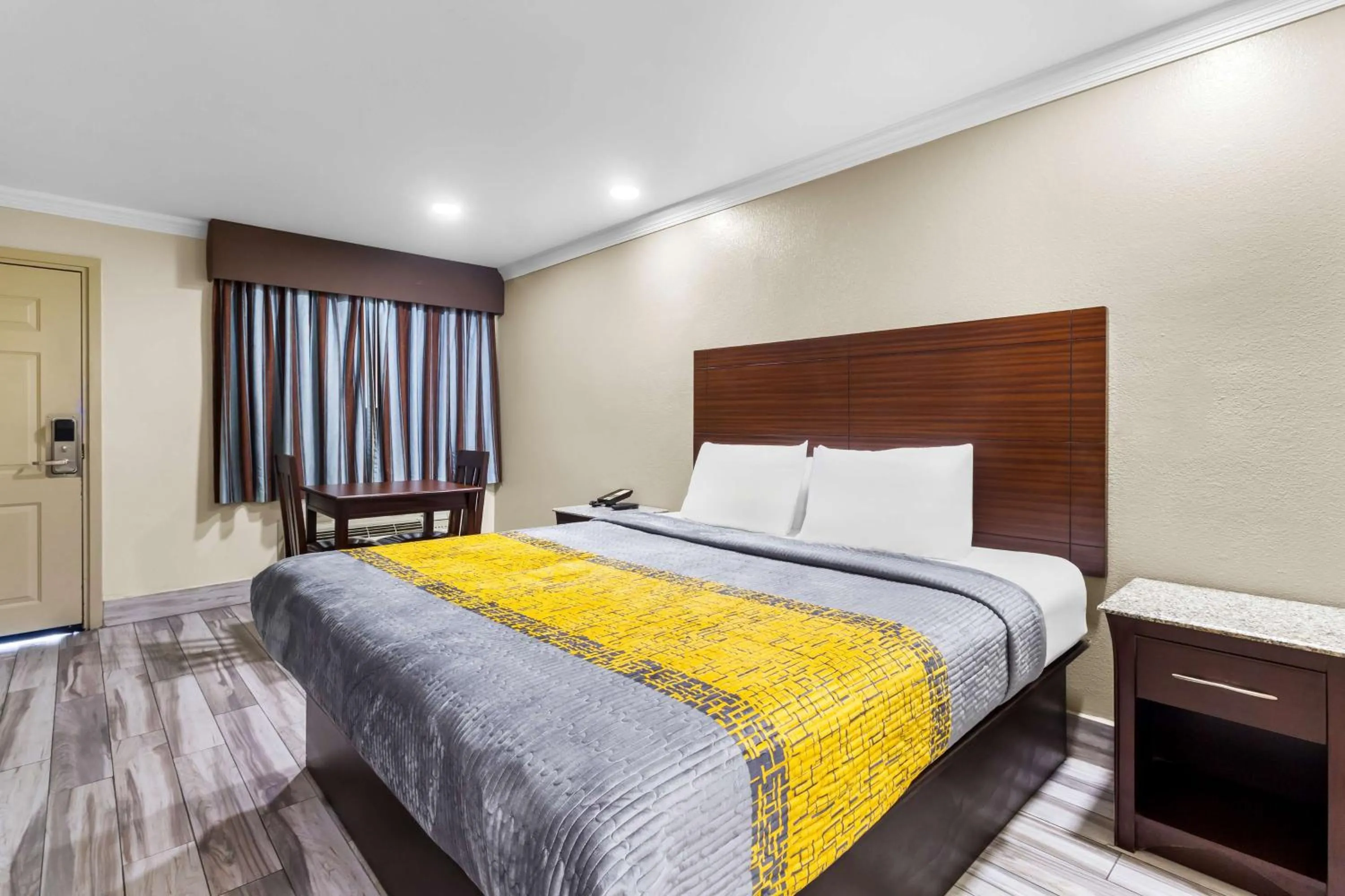 Bedroom, Bed in Americas Best Value Inn Houston Heights at I-45