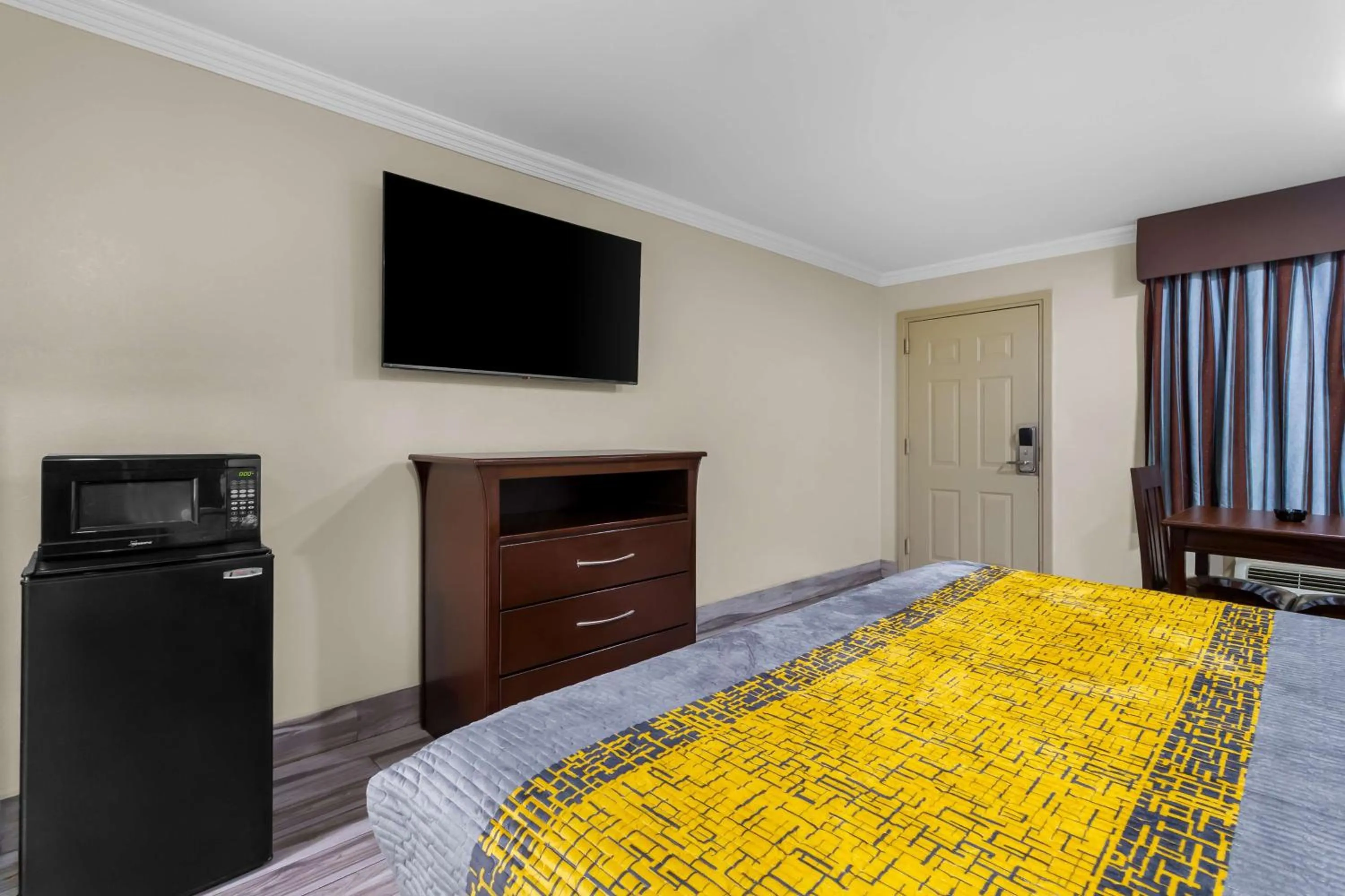 Bedroom, Bed in Americas Best Value Inn Houston Heights at I-45