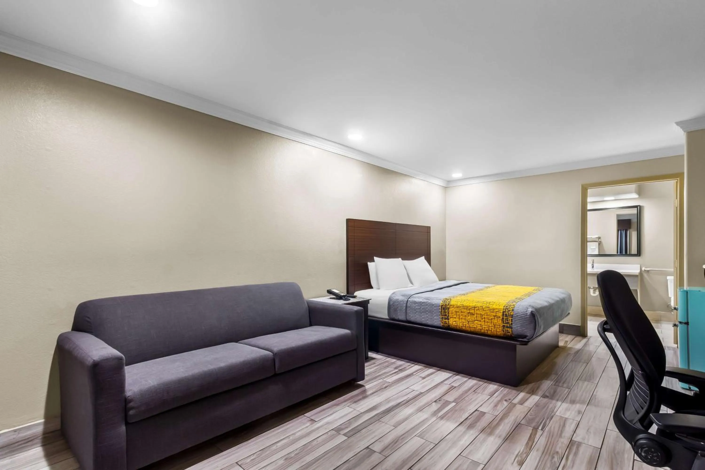 Bedroom, Bed in Americas Best Value Inn Houston Heights at I-45