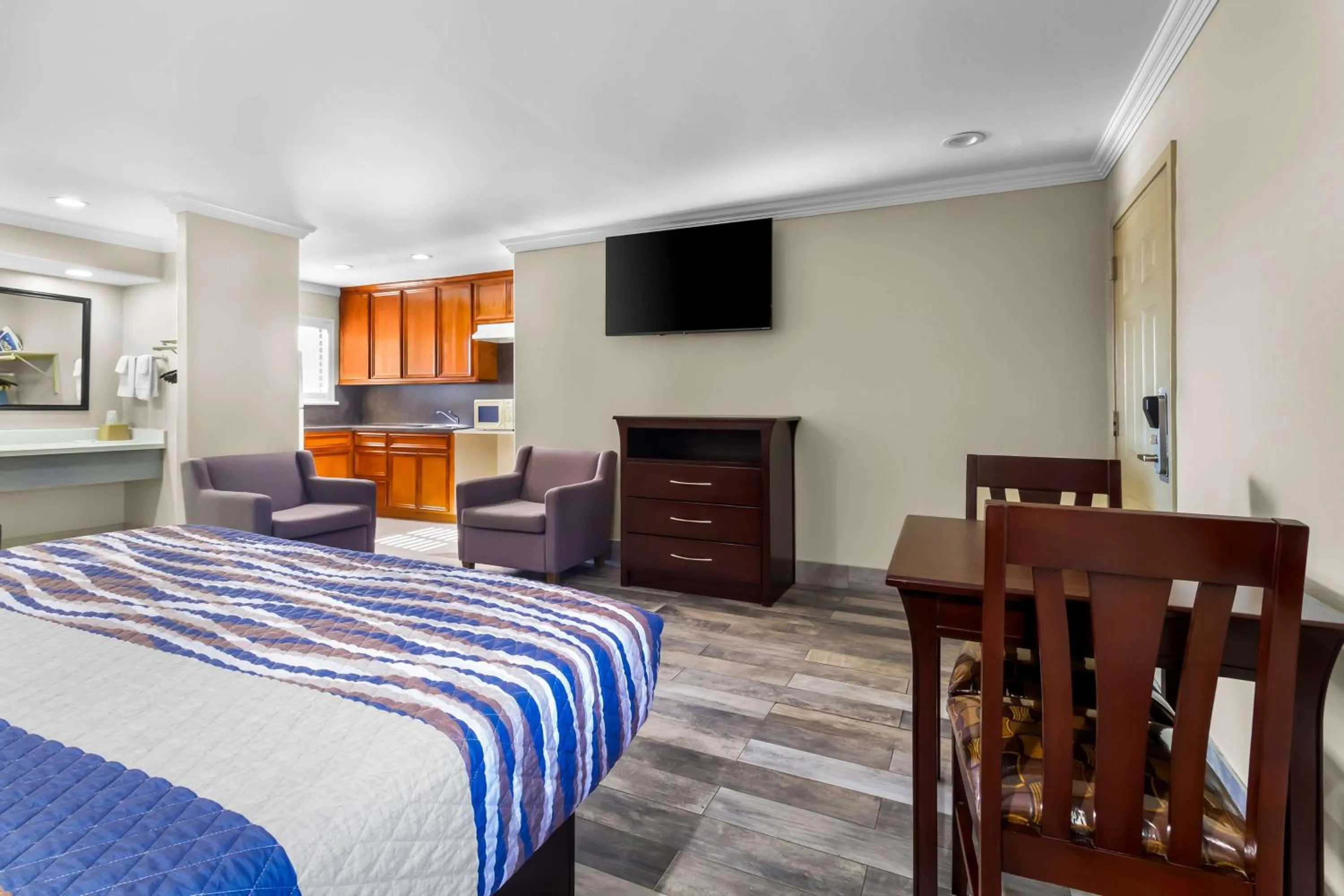 Bedroom, Bed in Americas Best Value Inn Houston Heights at I-45