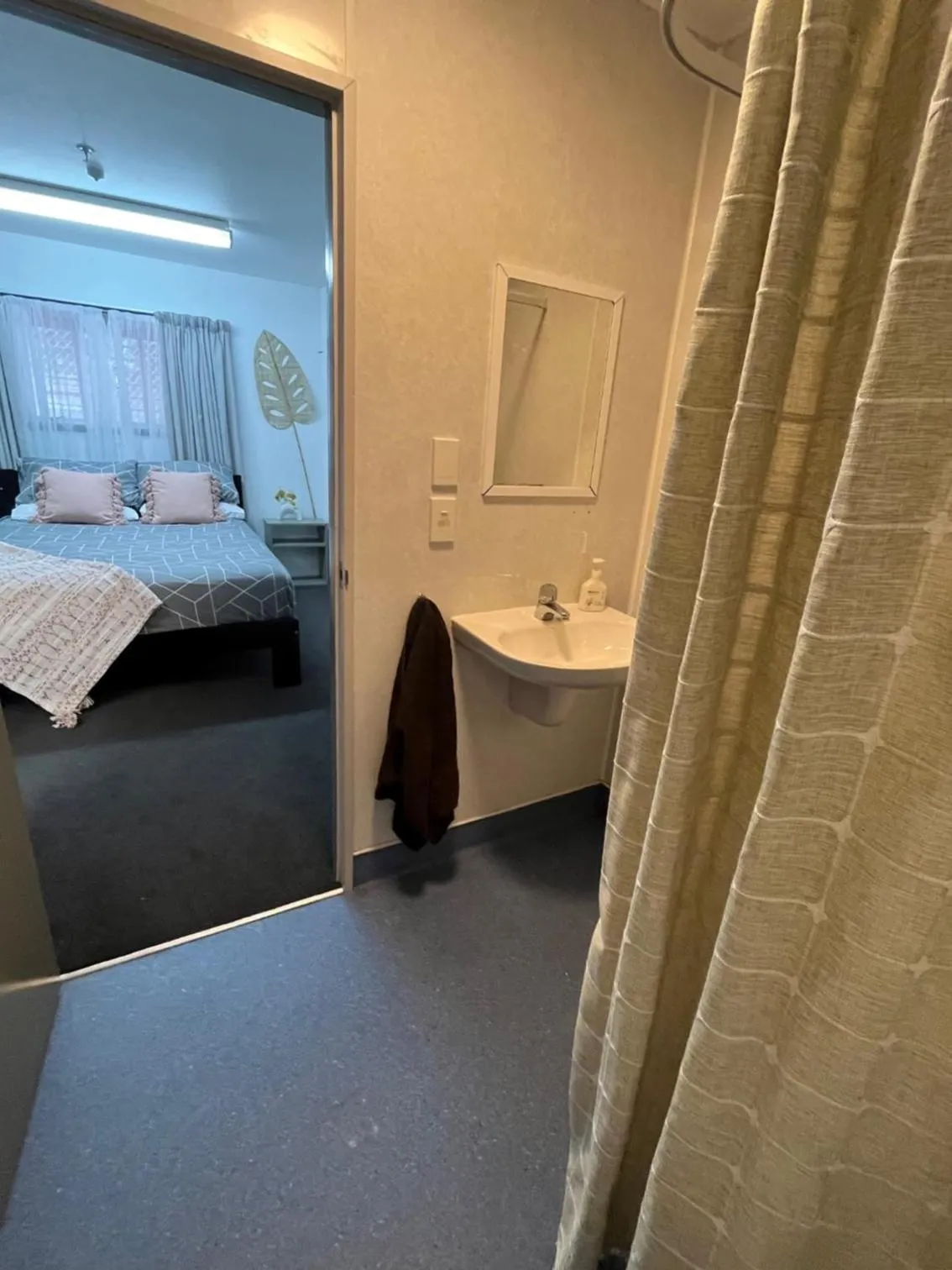 Bathroom, Bed in Kaikoura Seaside lodge