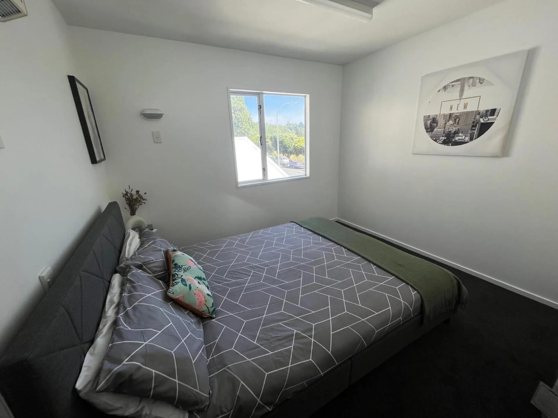 Photo of the whole room, Bed in Kaikoura Seaside lodge