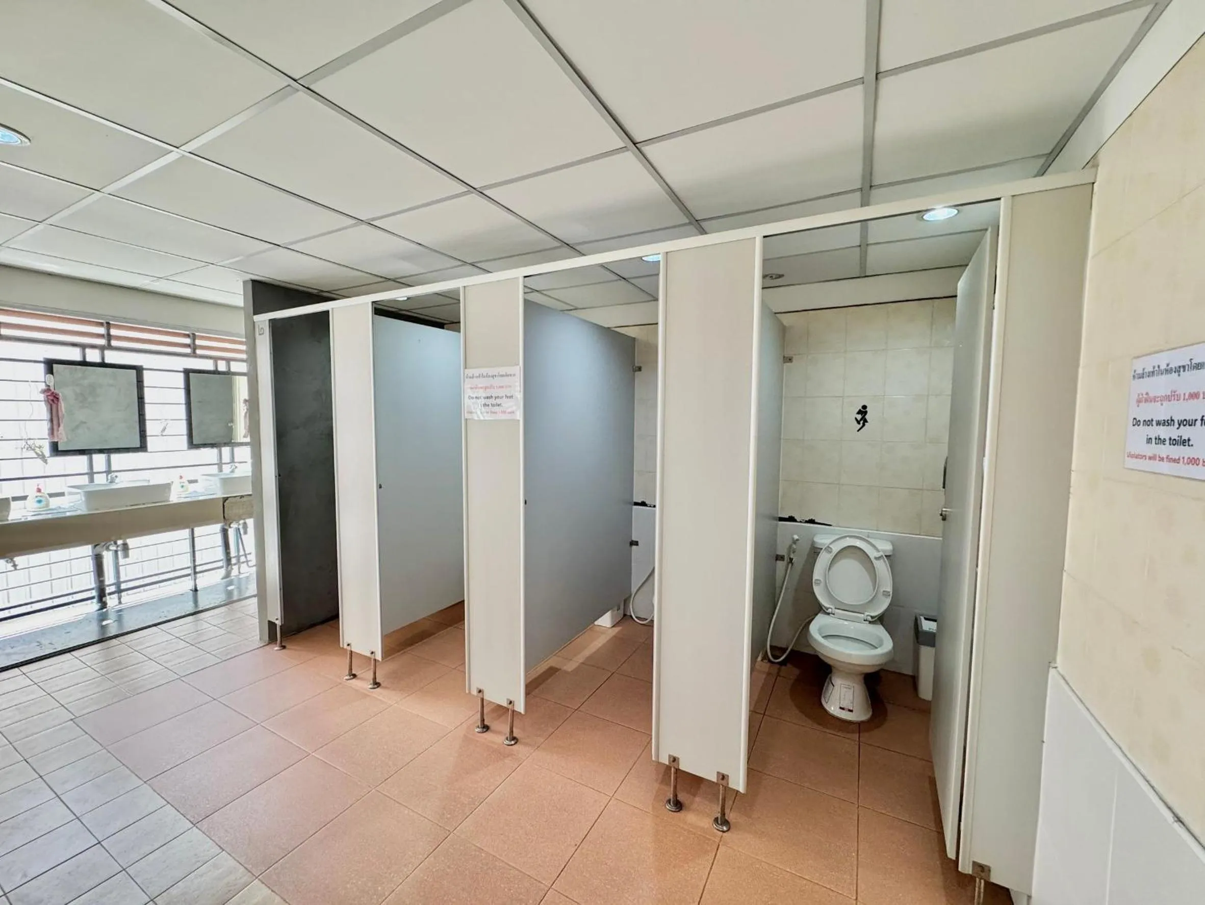 Toilet in Best Bed Suvarnabhumi Hostel