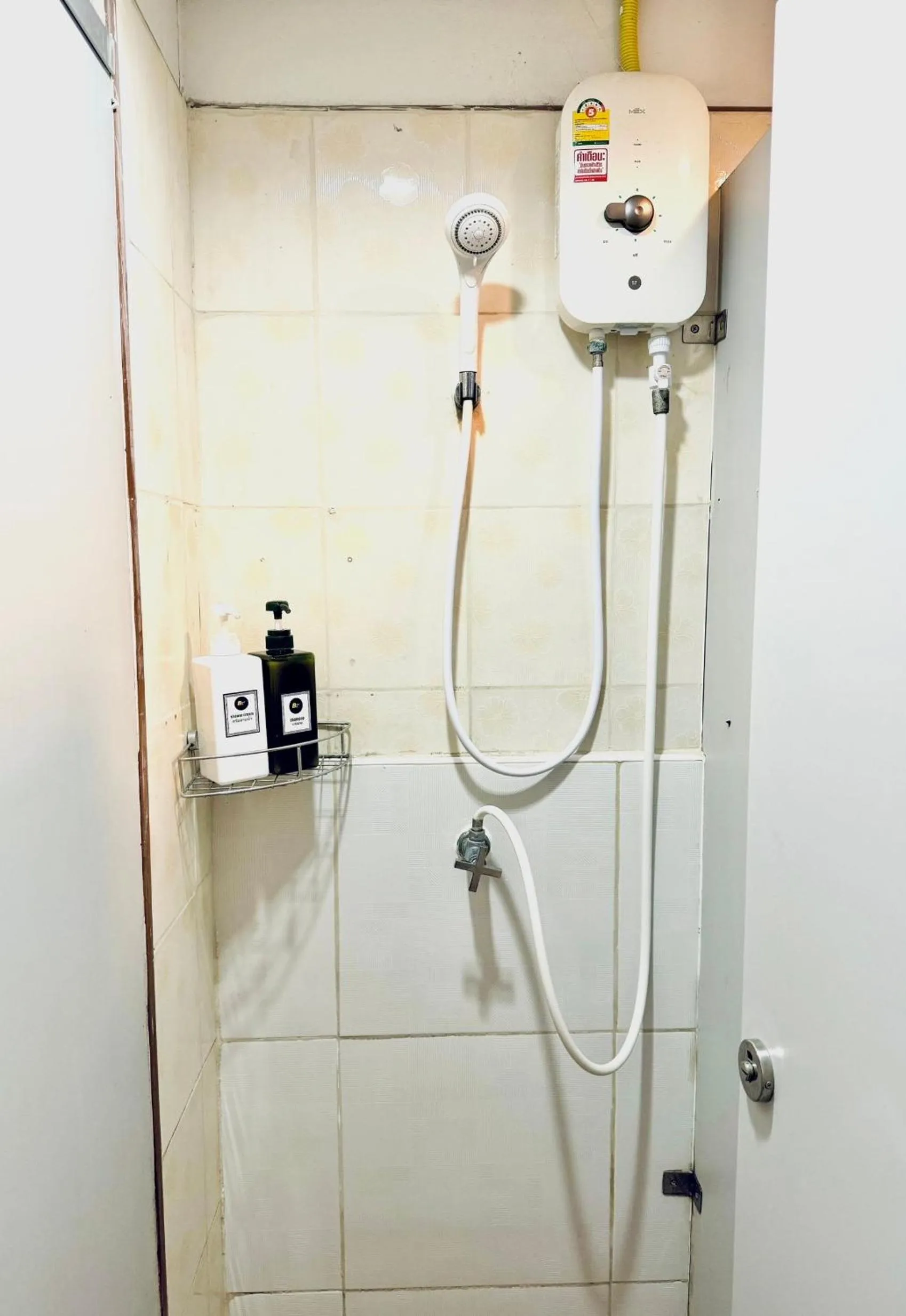 Shower in Best Bed Suvarnabhumi Hostel
