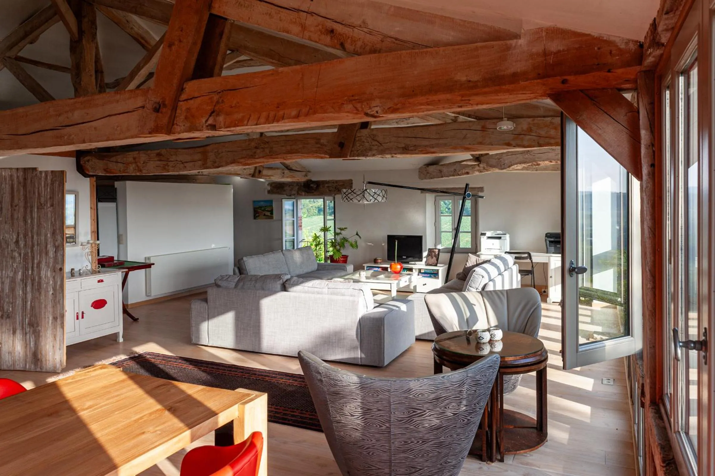 Communal lounge/ TV room in B&B La Mirande de Saint-Clar