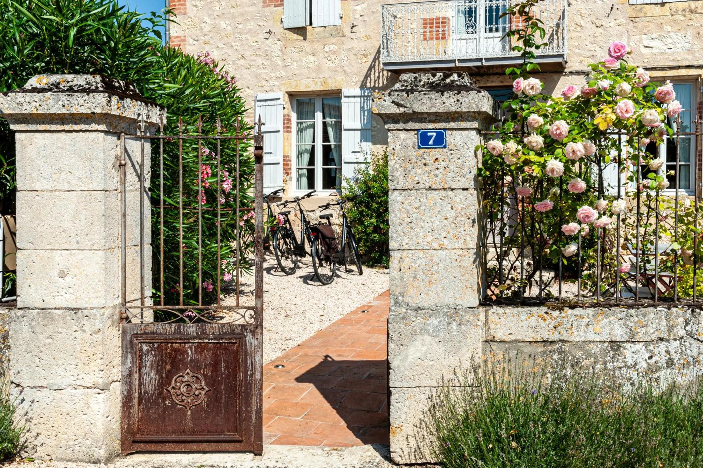 Facade/entrance in B&B La Mirande de Saint-Clar