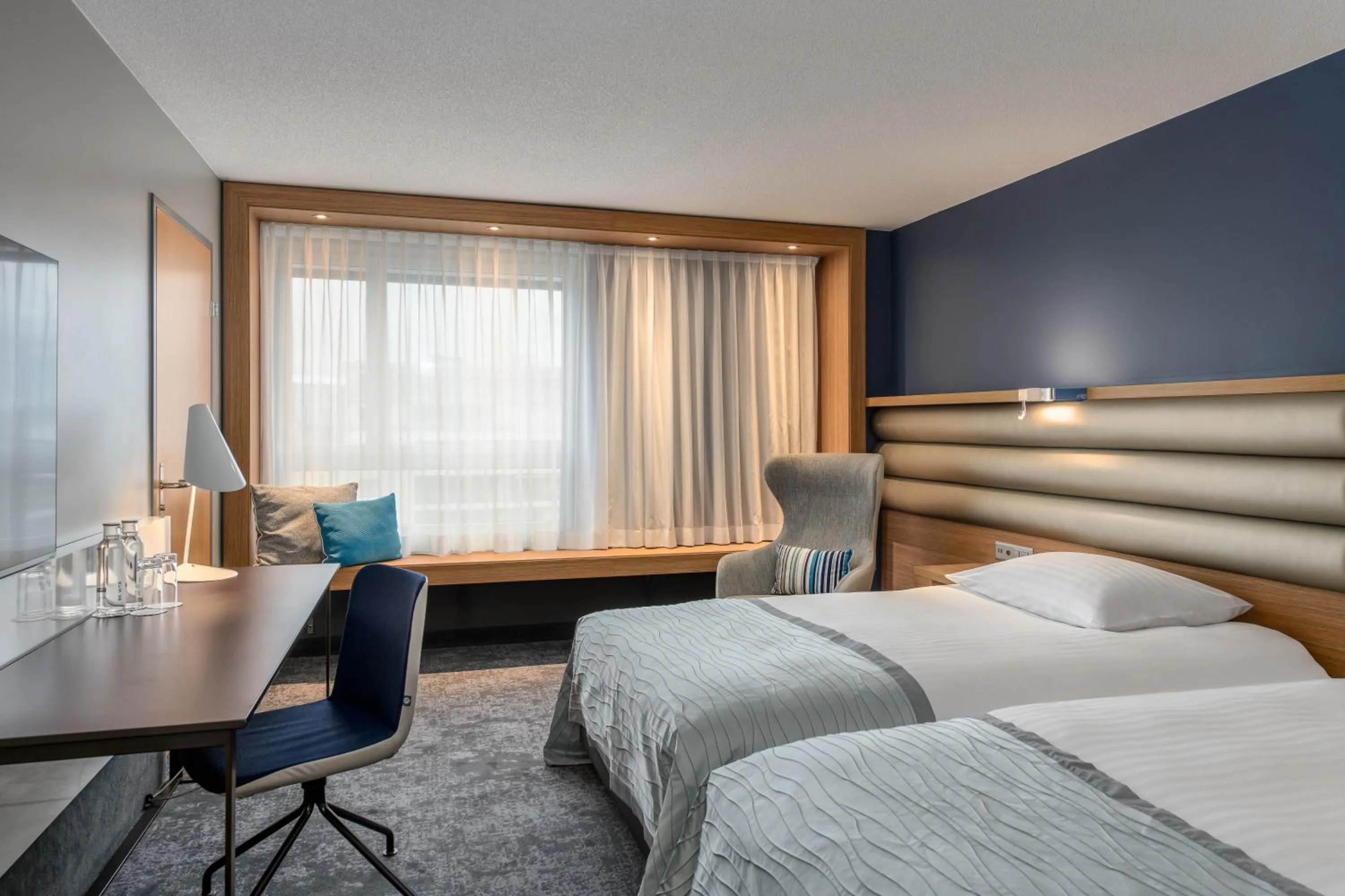 Photo of the whole room, Bed in Mövenpick Hotel Lausanne