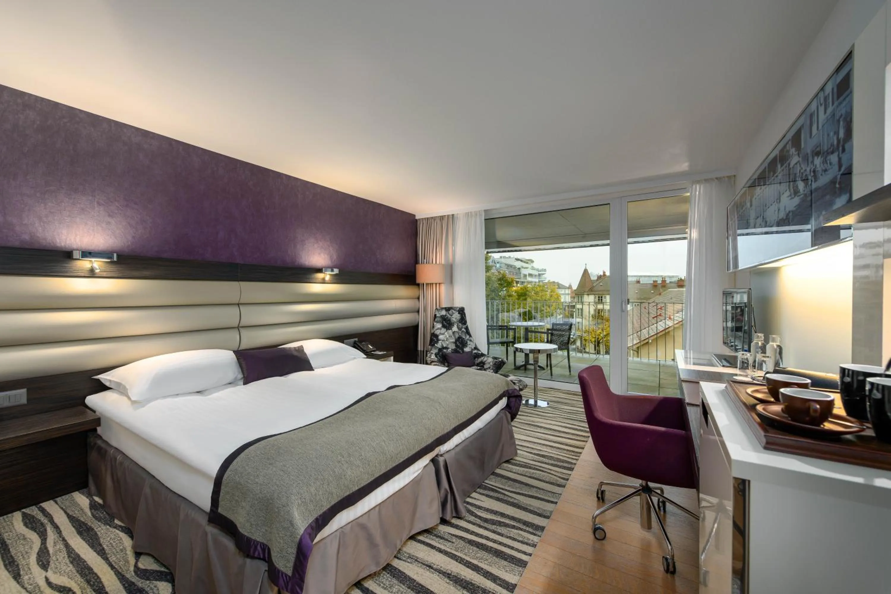 Photo of the whole room, Bed in Mövenpick Hotel Lausanne