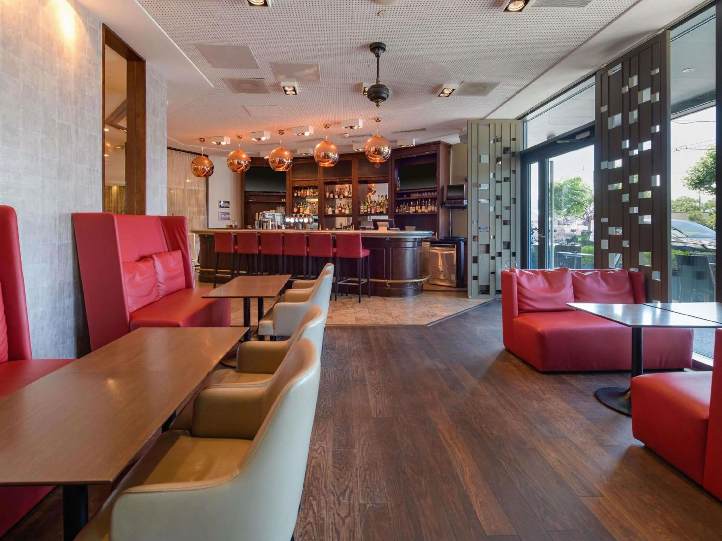 Lounge or bar in Mövenpick Hotel Lausanne