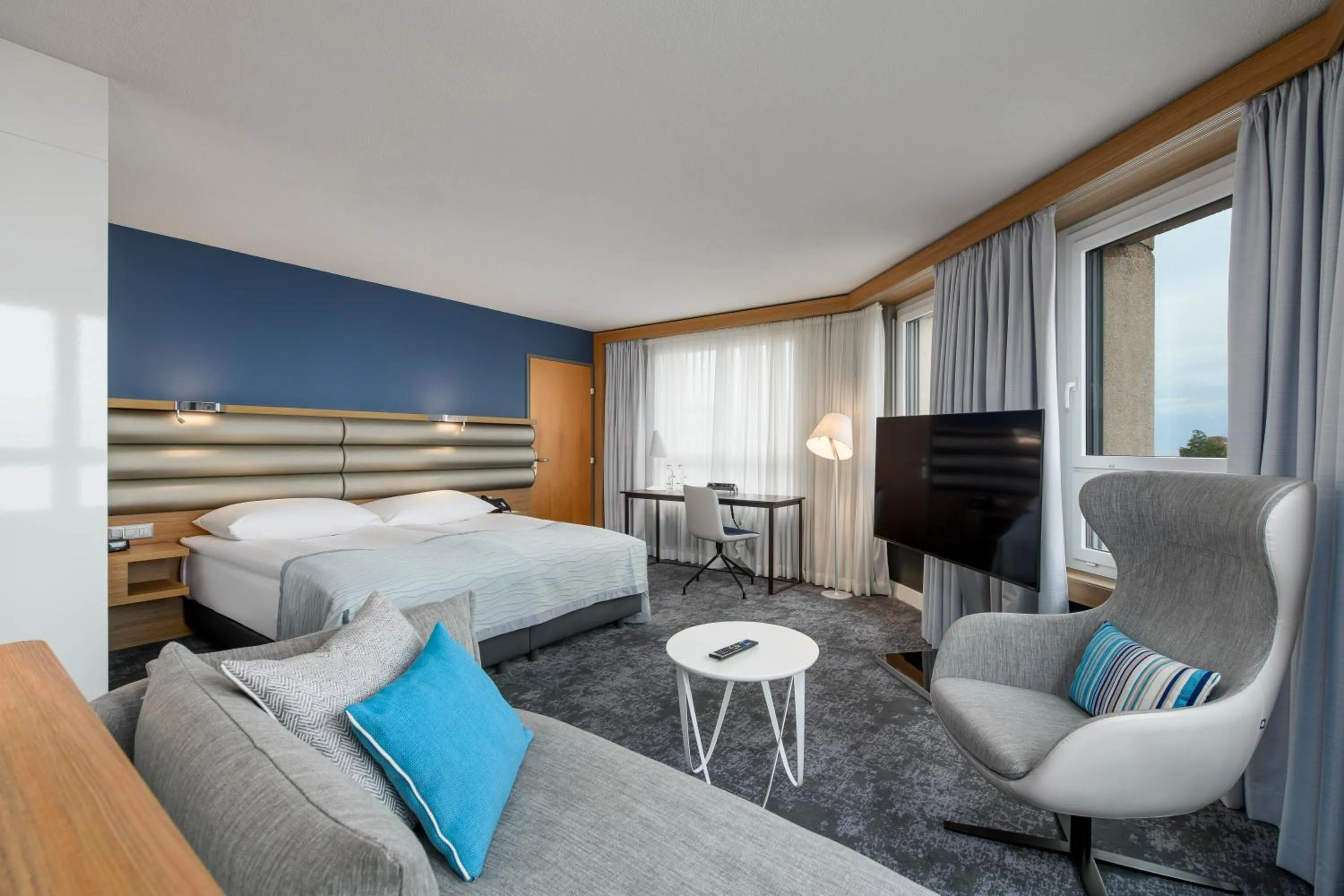 Photo of the whole room, Bed in Mövenpick Hotel Lausanne