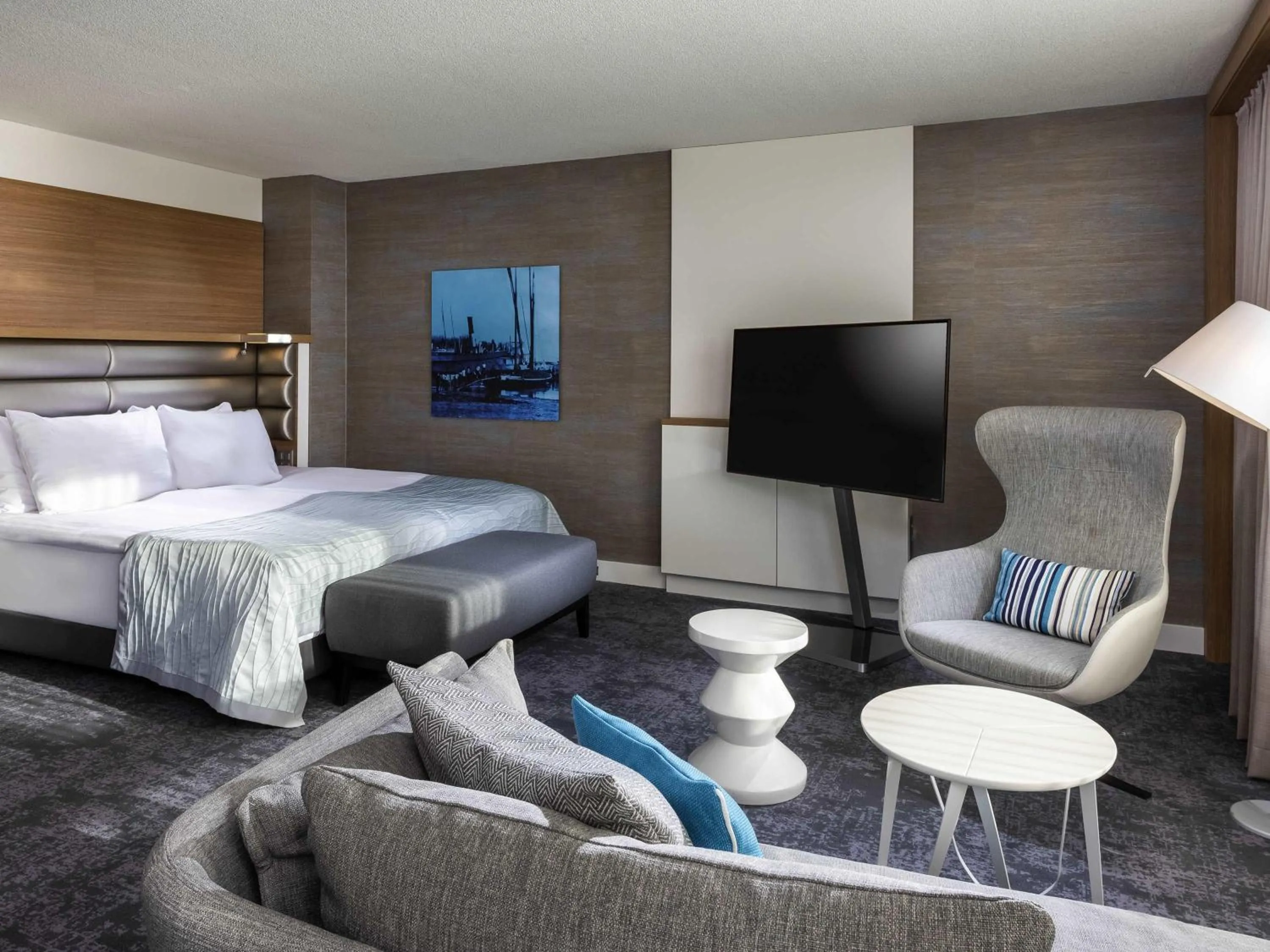 Bedroom, Bed in Mövenpick Hotel Lausanne