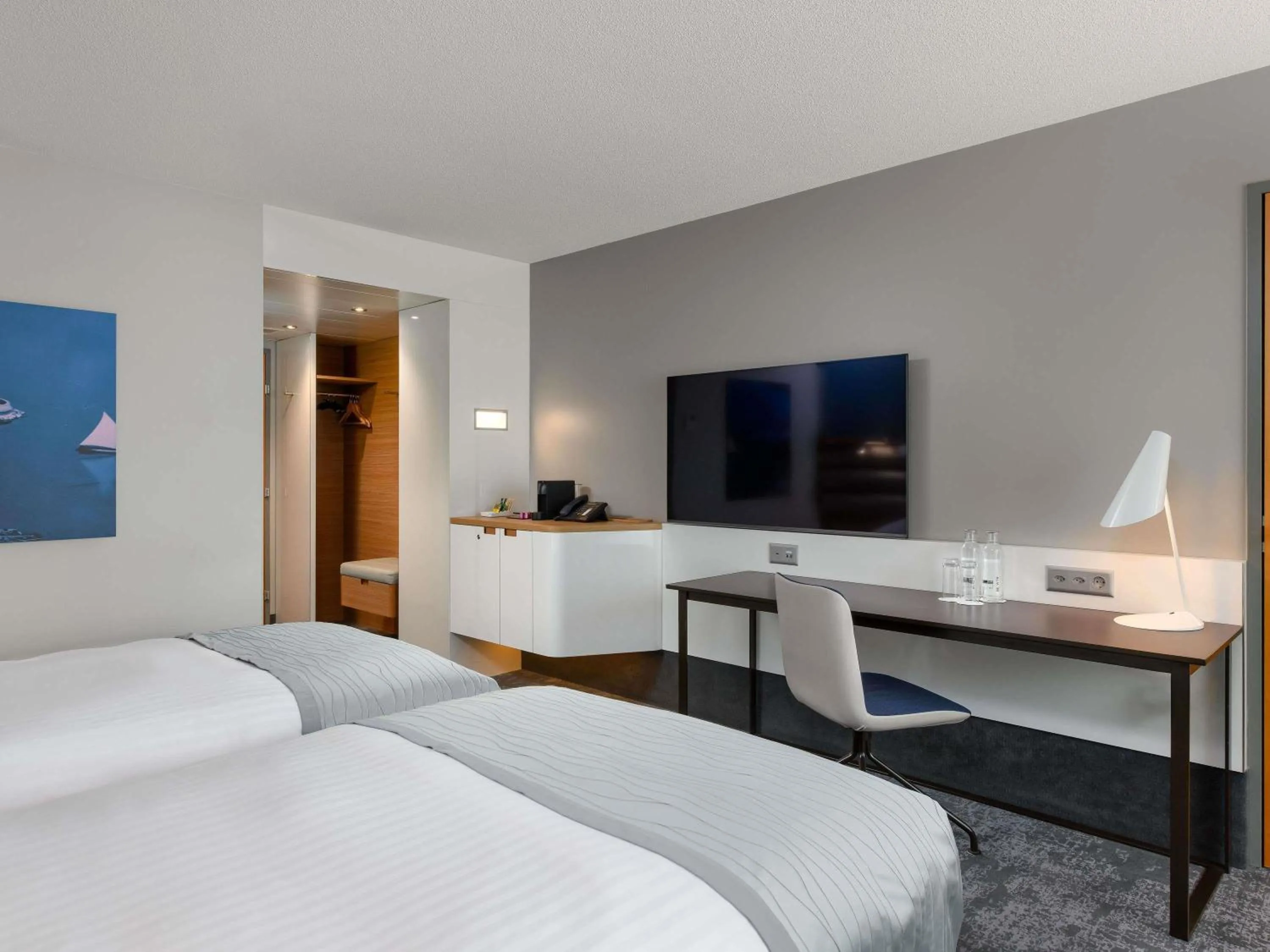 Bedroom, Bed in Mövenpick Hotel Lausanne