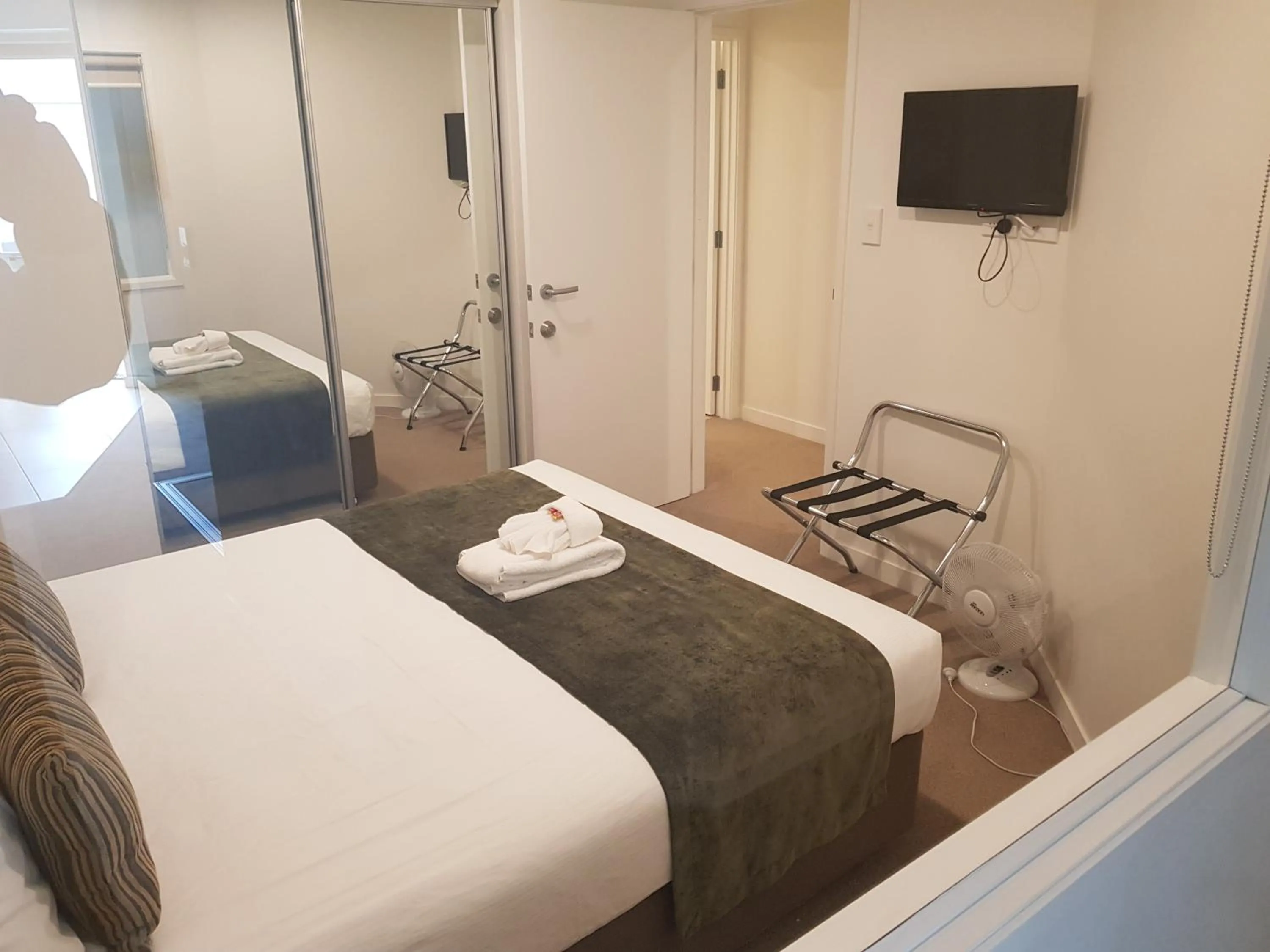 Photo of the whole room, Bed in Quest on Durham