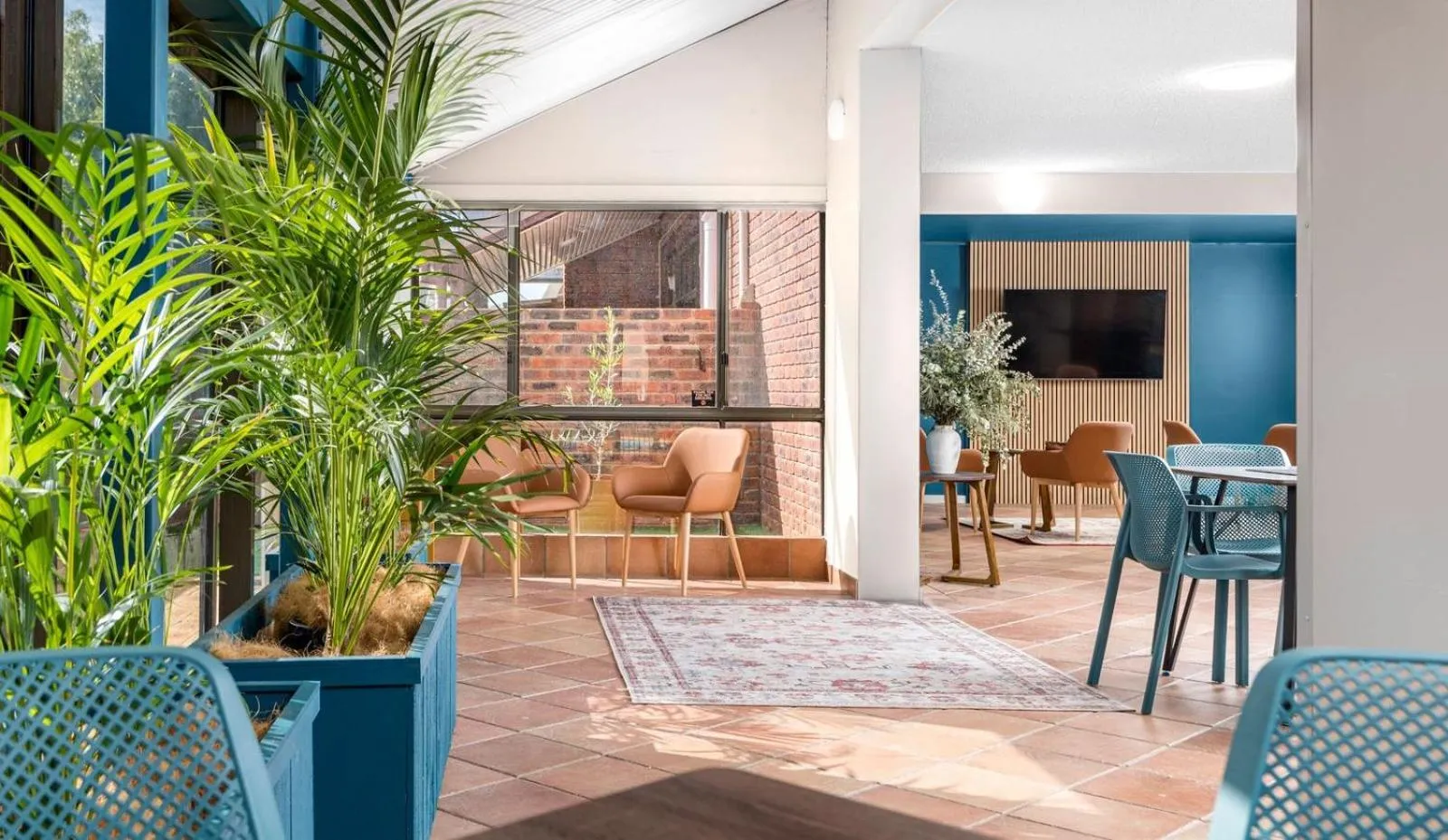 Communal lounge/ TV room in Sails Motel Geraldton