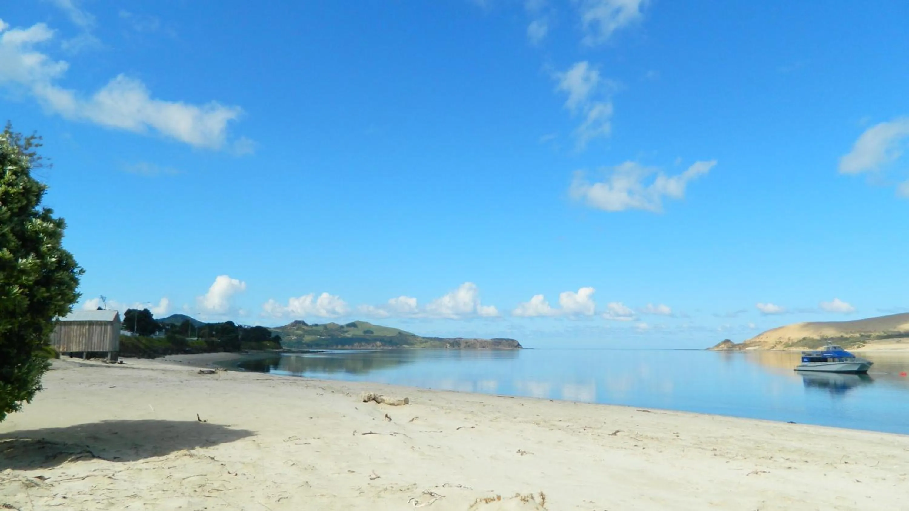 Beach in Opononi Lighthouse Motel