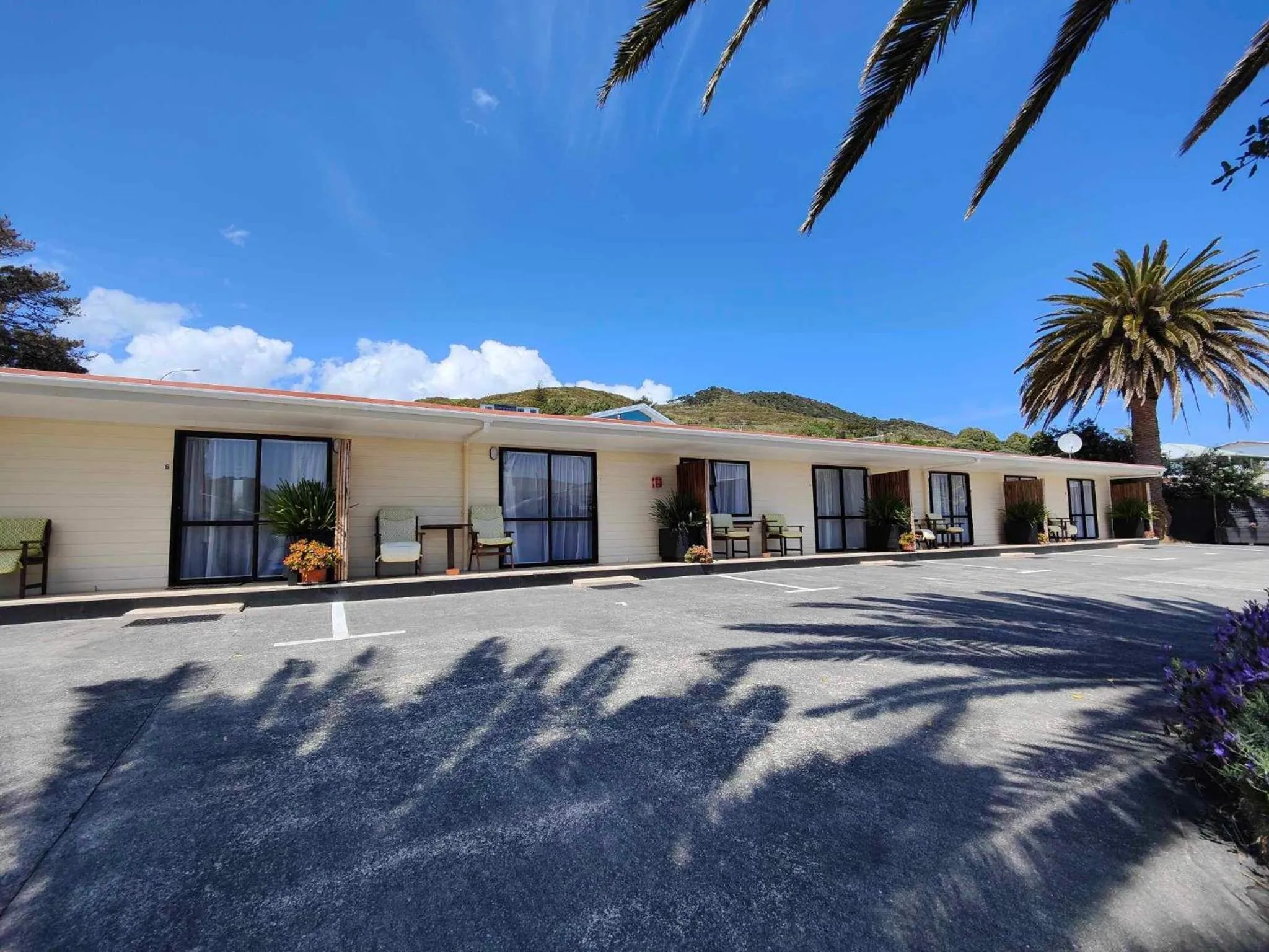 Parking in Opononi Lighthouse Motel
