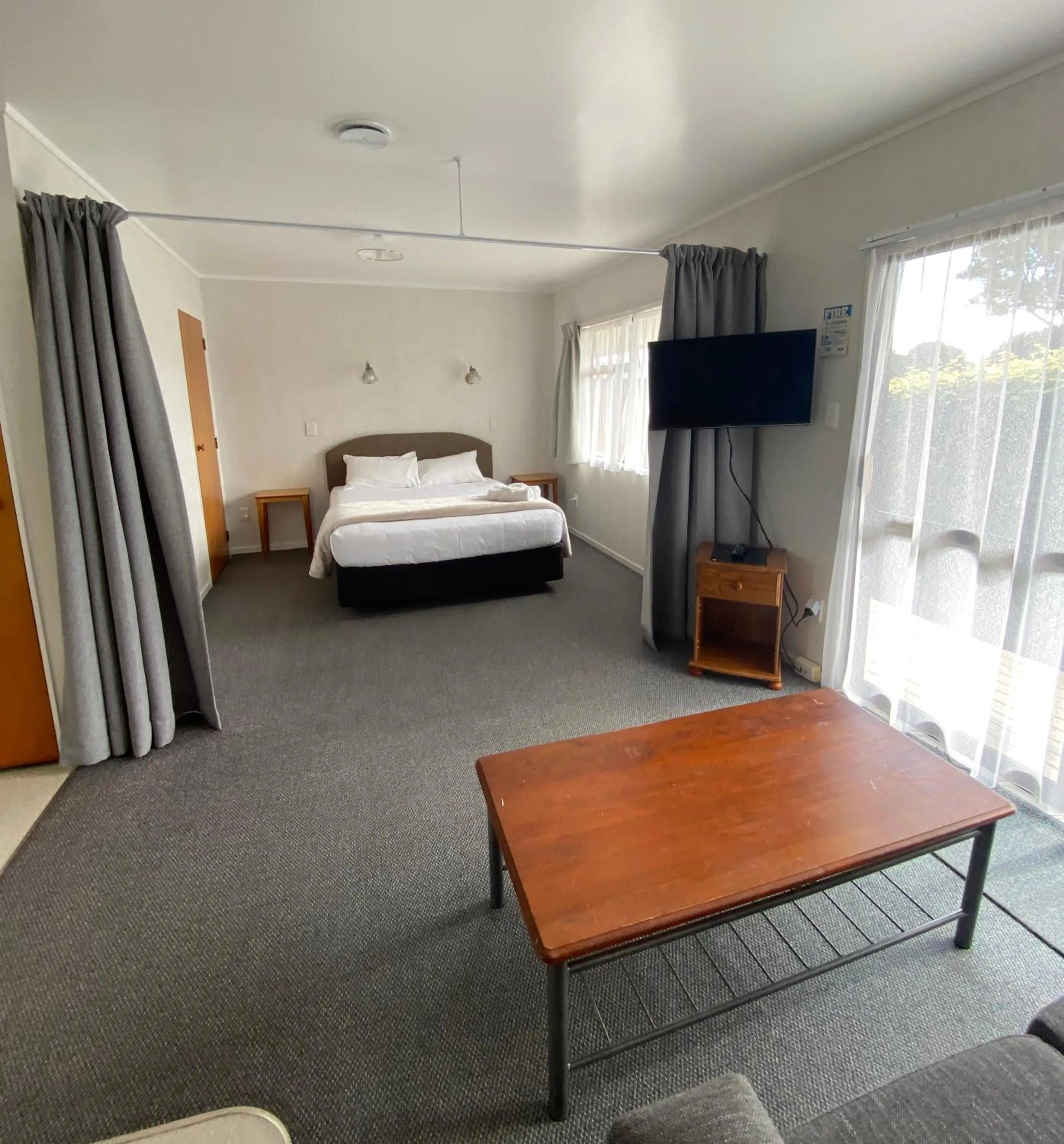 Photo of the whole room, Bed in Opononi Lighthouse Motel