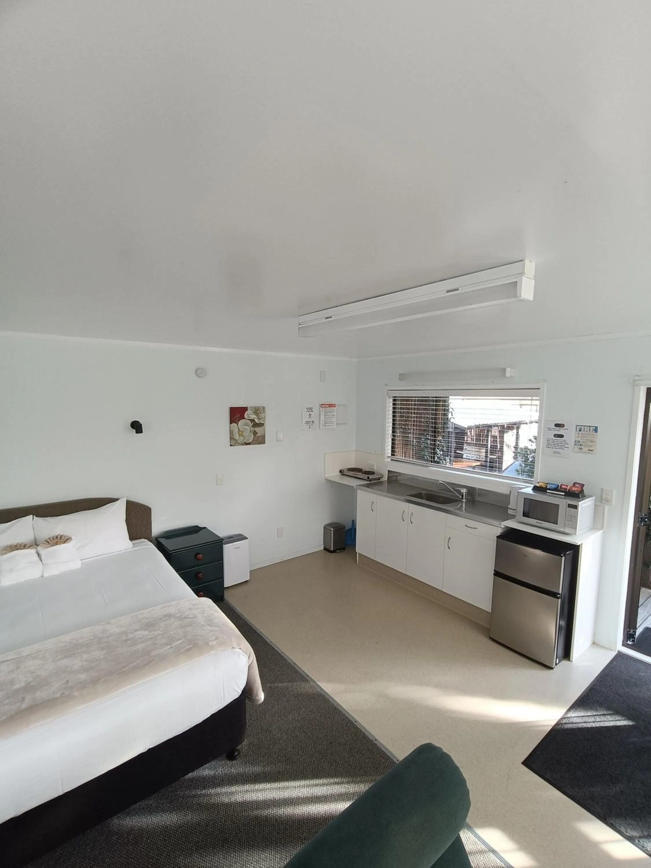 Photo of the whole room, Bed in Opononi Lighthouse Motel