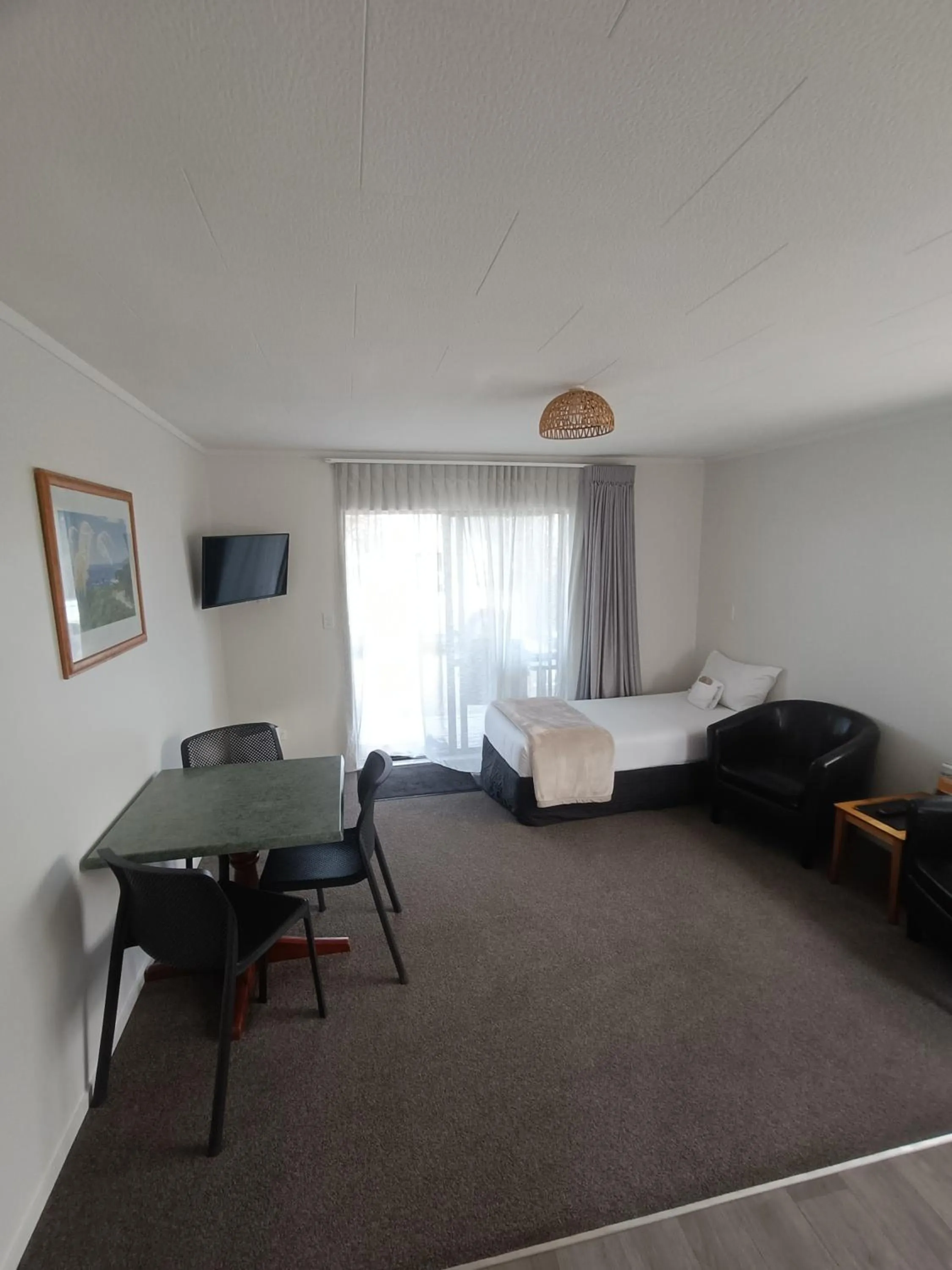 Living room, Bed in Opononi Lighthouse Motel