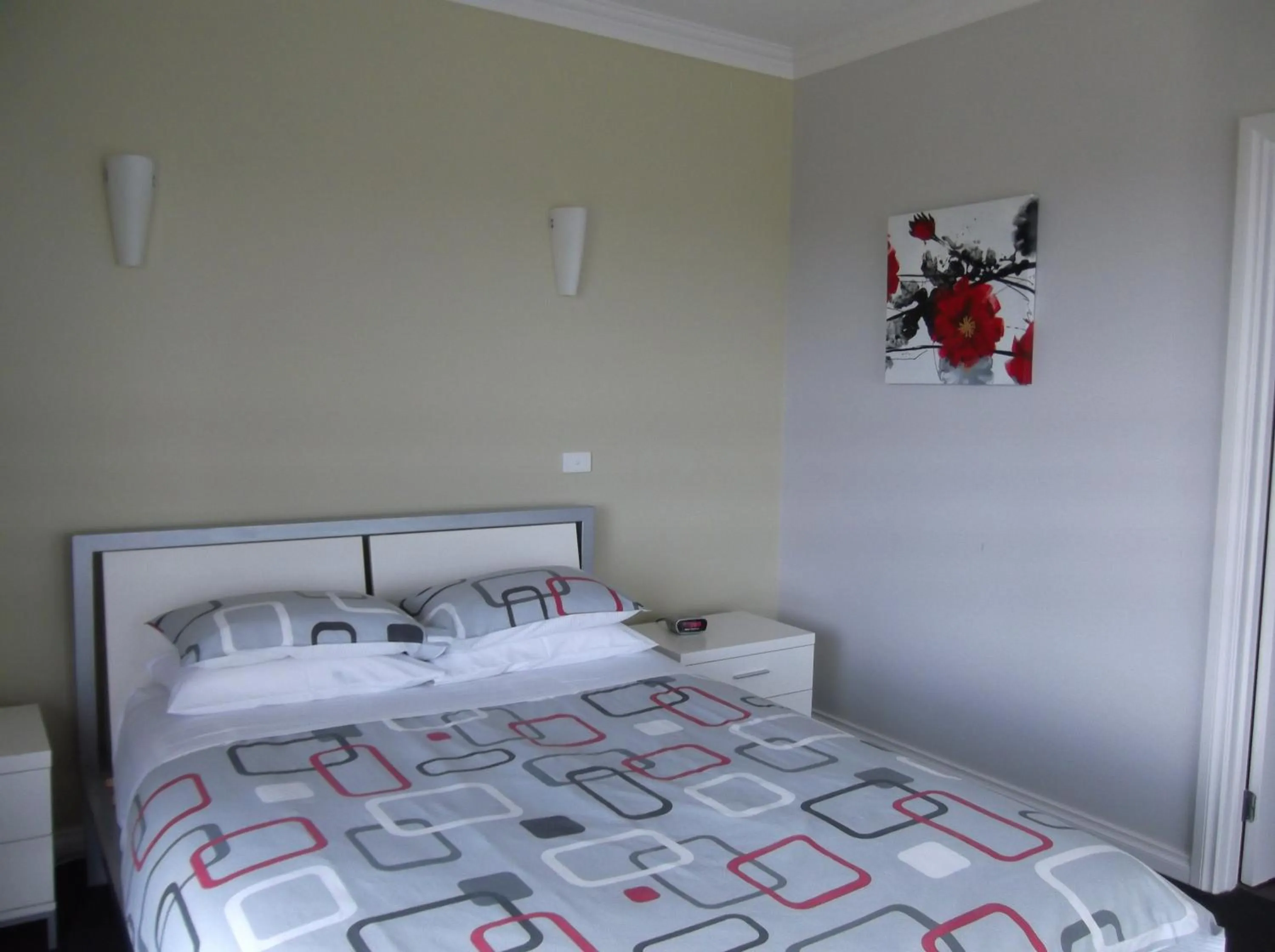 Bed in Swan Lake Guest House