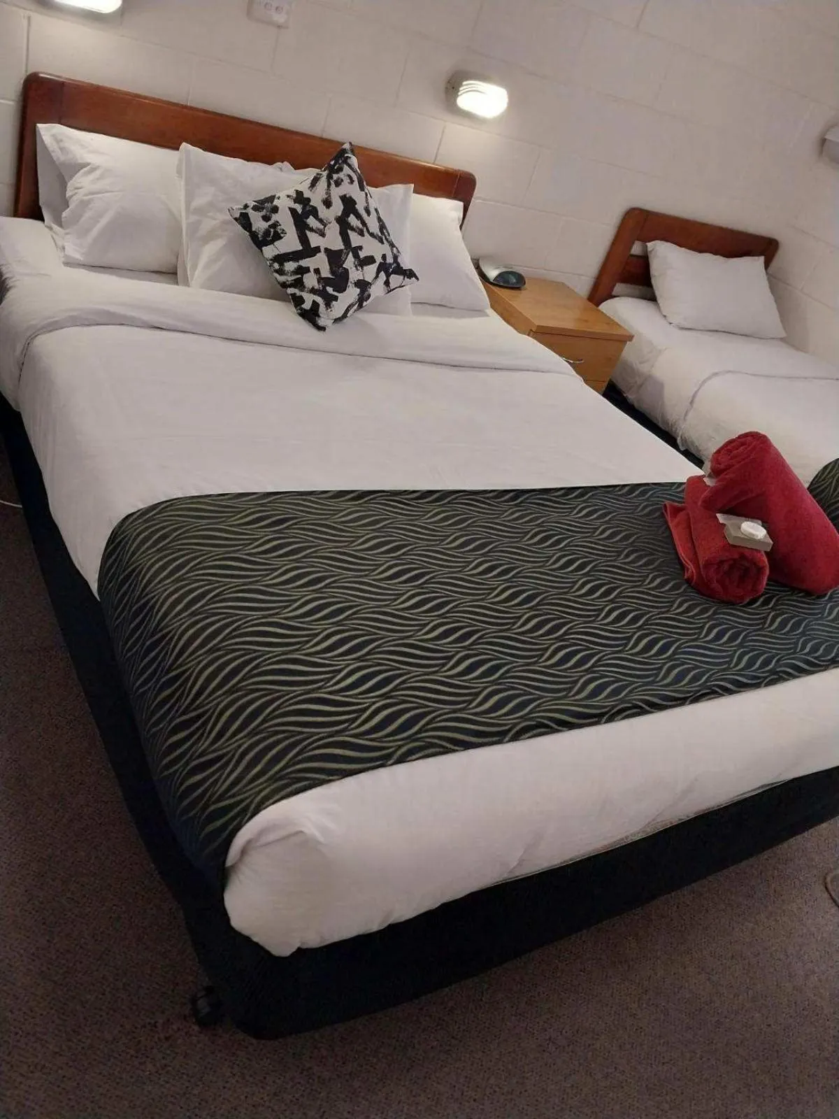 Bed in Golden Peak Motel PeakHill