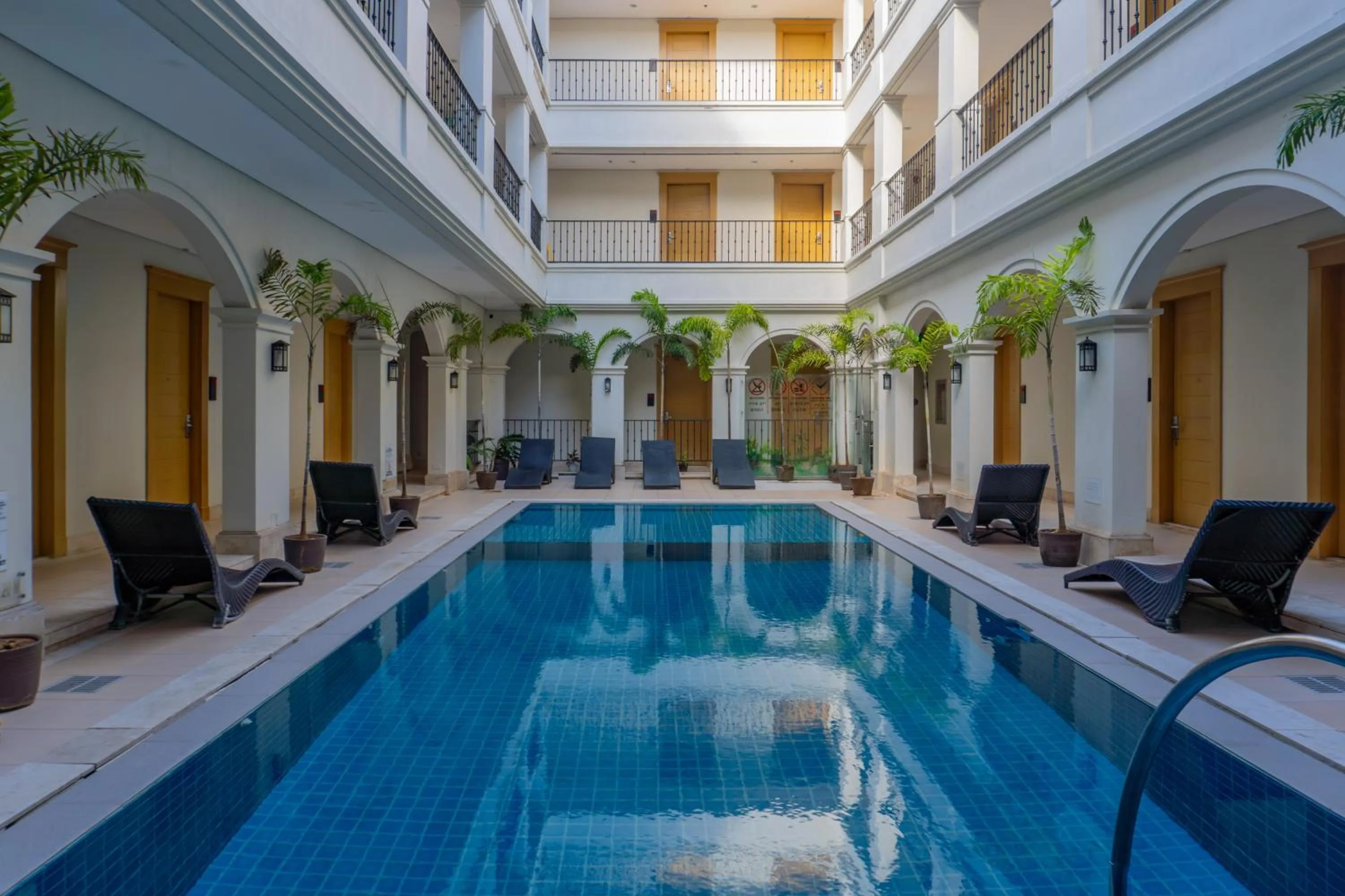 Swimming pool in Boracay Sands Hotel