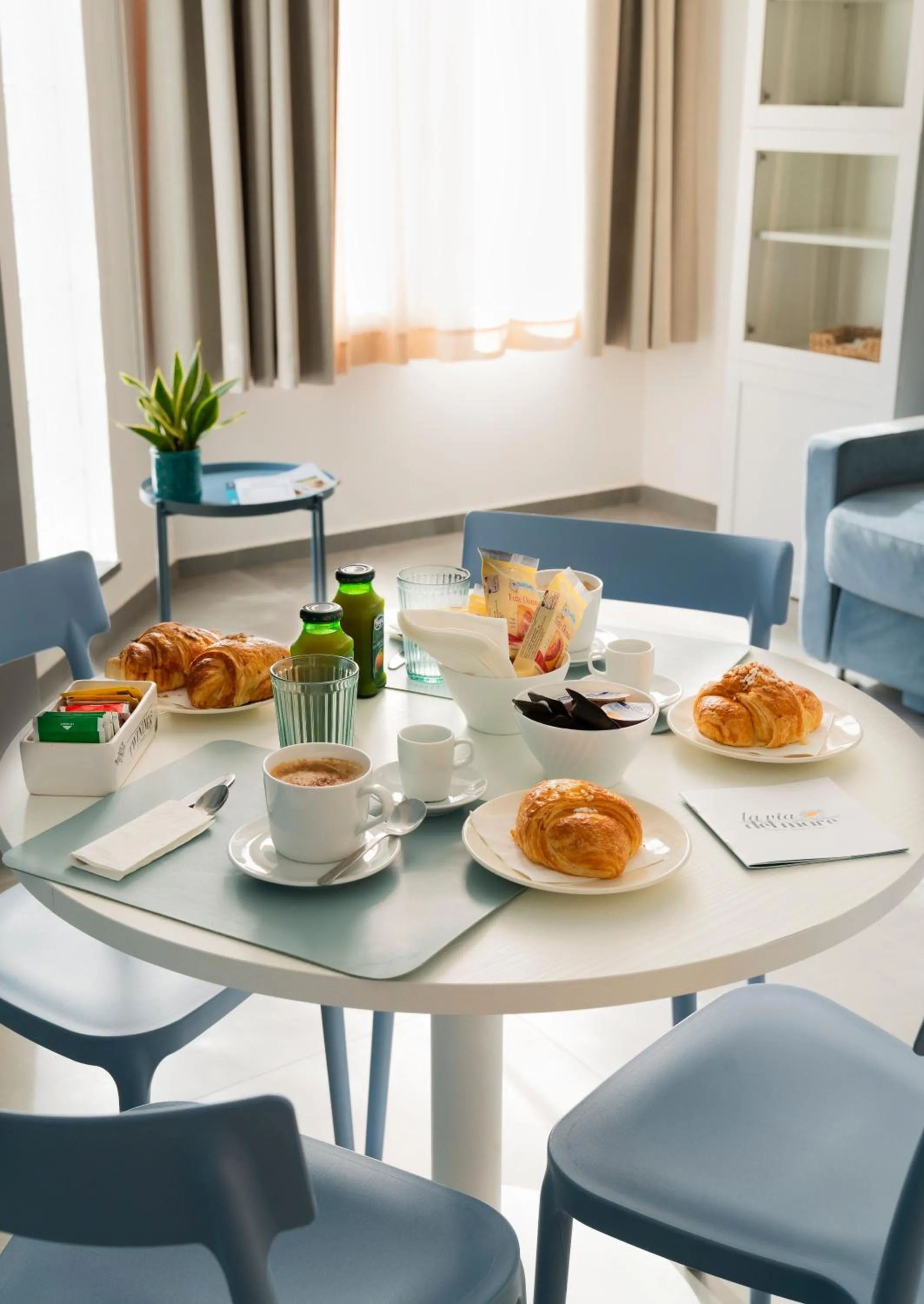 Dining area in La Via del Mare