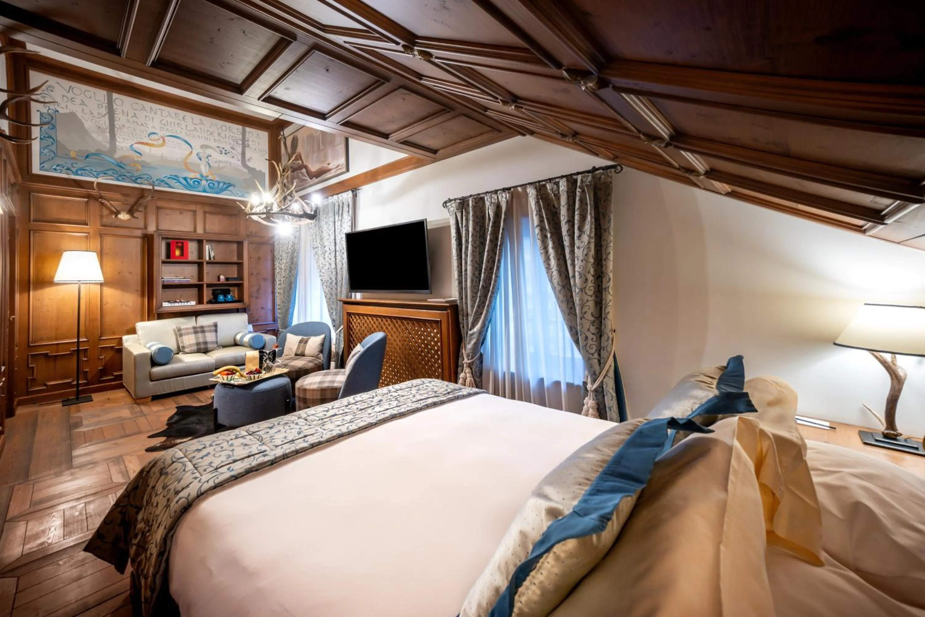 Photo of the whole room, Bed in Ambra Cortina Luxury&Fashion Hotel