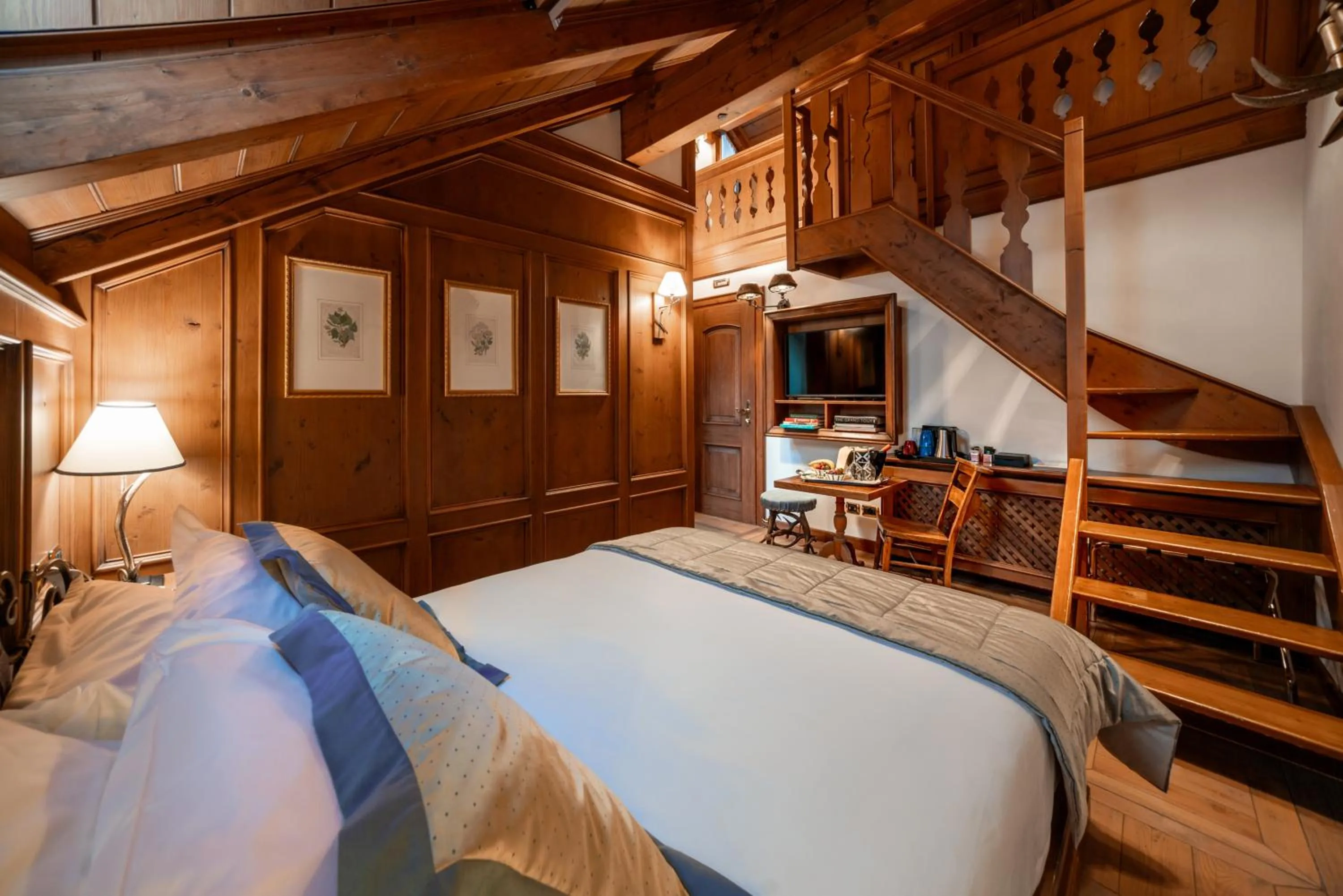 Photo of the whole room, Bed in Ambra Cortina Luxury&Fashion Hotel