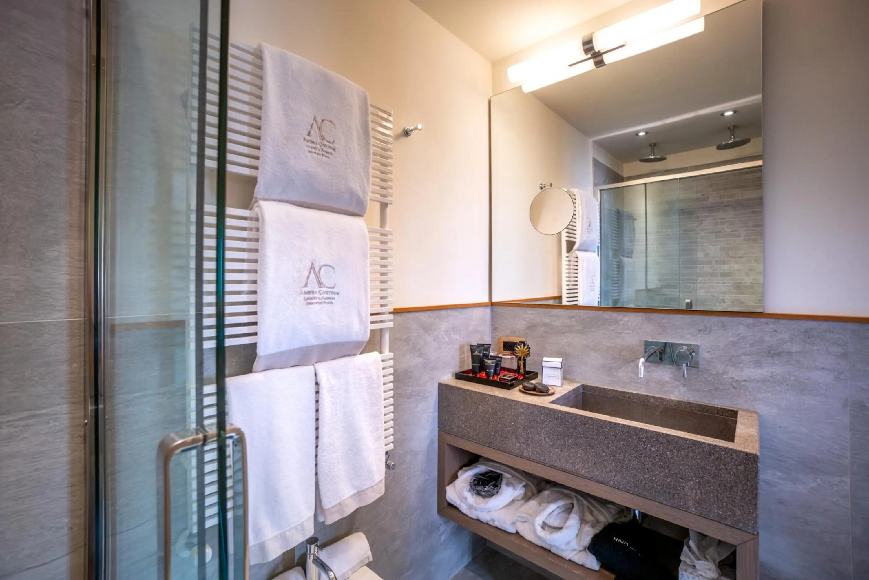 Shower in Ambra Cortina Luxury&Fashion Hotel