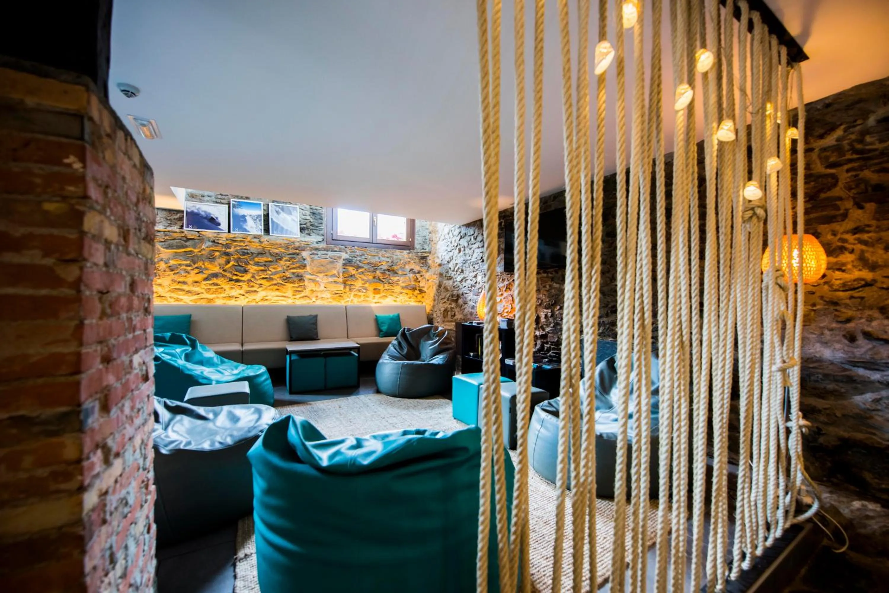 Communal lounge/ TV room in Mountain Hostel Tarter