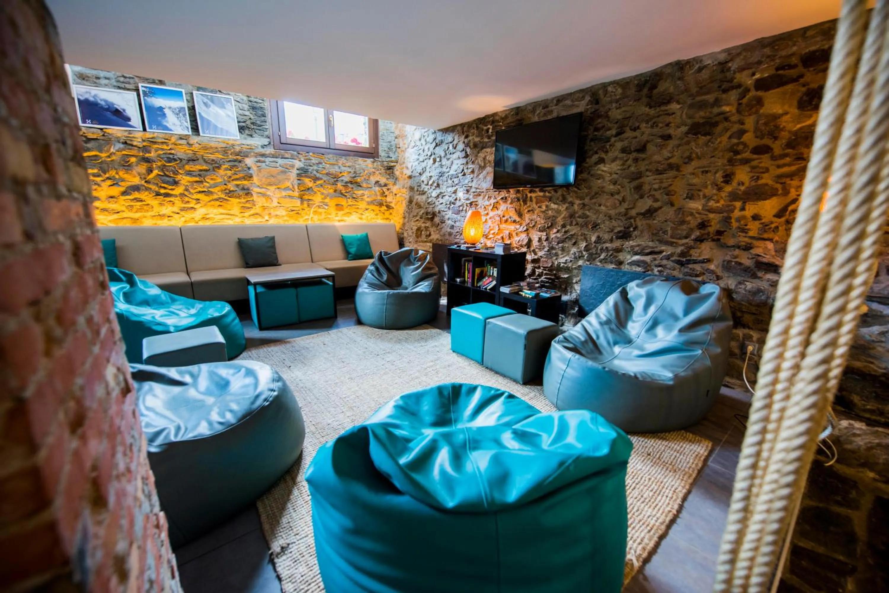 Communal lounge/ TV room in Mountain Hostel Tarter