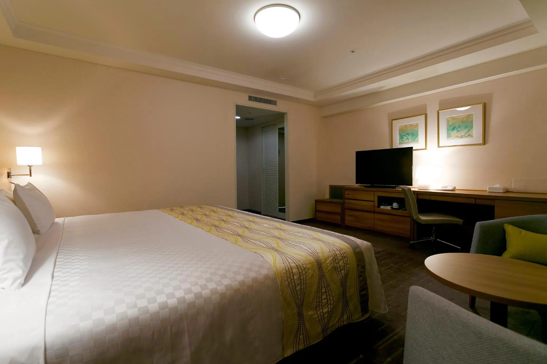 Bed, TV/Entertainment Center in Keio Plaza Hotel Tama