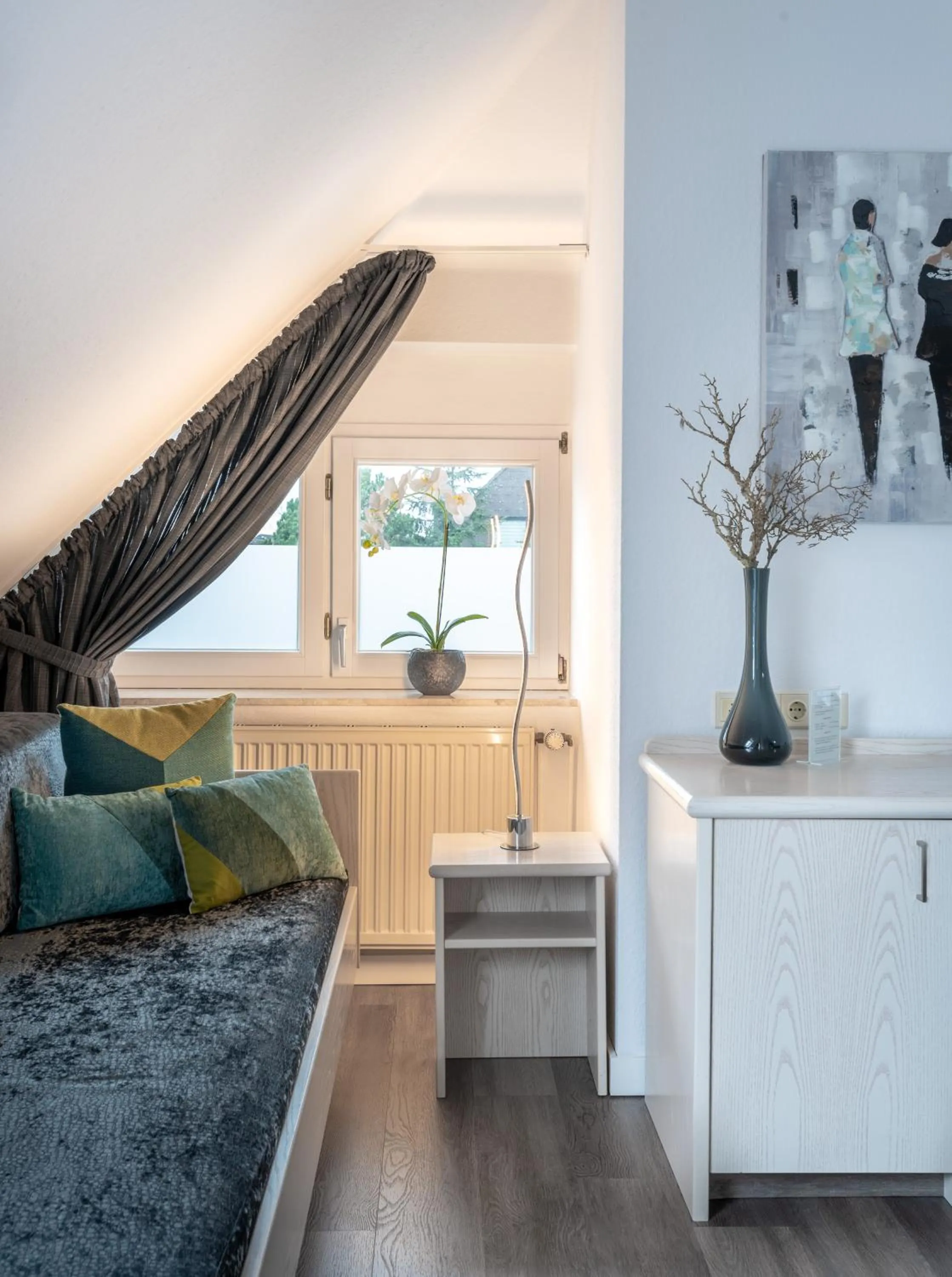 Seating area, Bed in Hotel Zur Krone