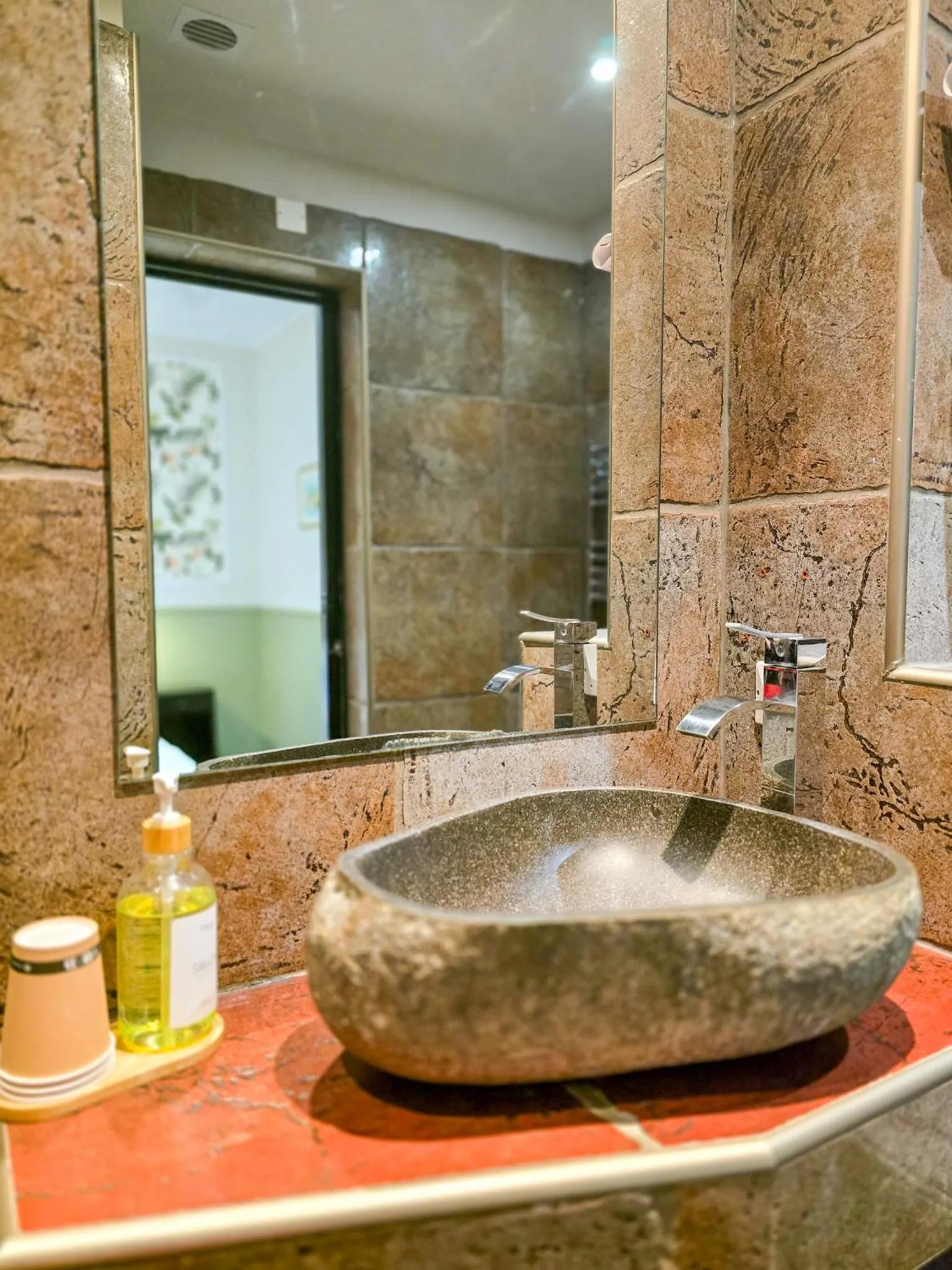 Shower in Hôtel Les Voyageurs