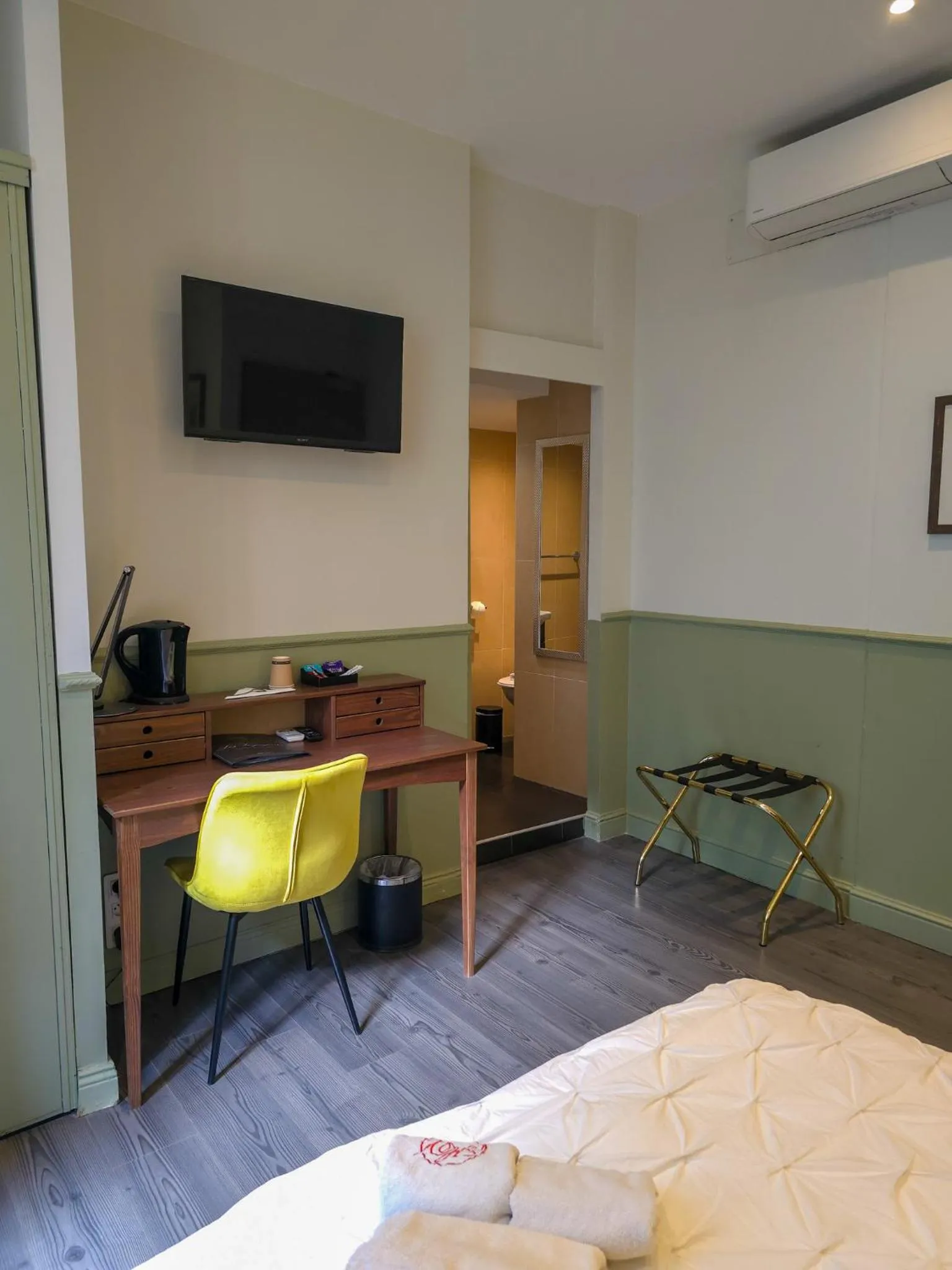 Bed in Hôtel Les Voyageurs