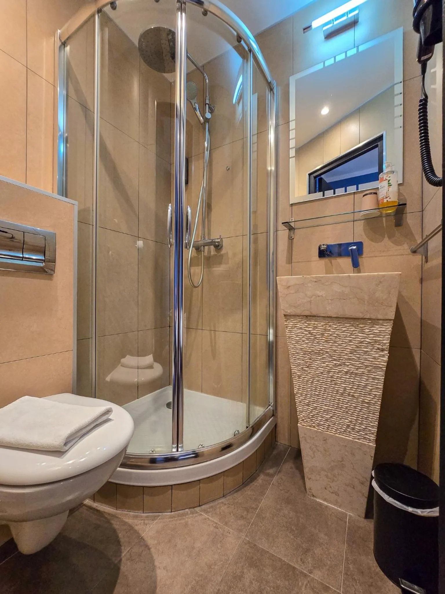 Shower in Hôtel Les Voyageurs