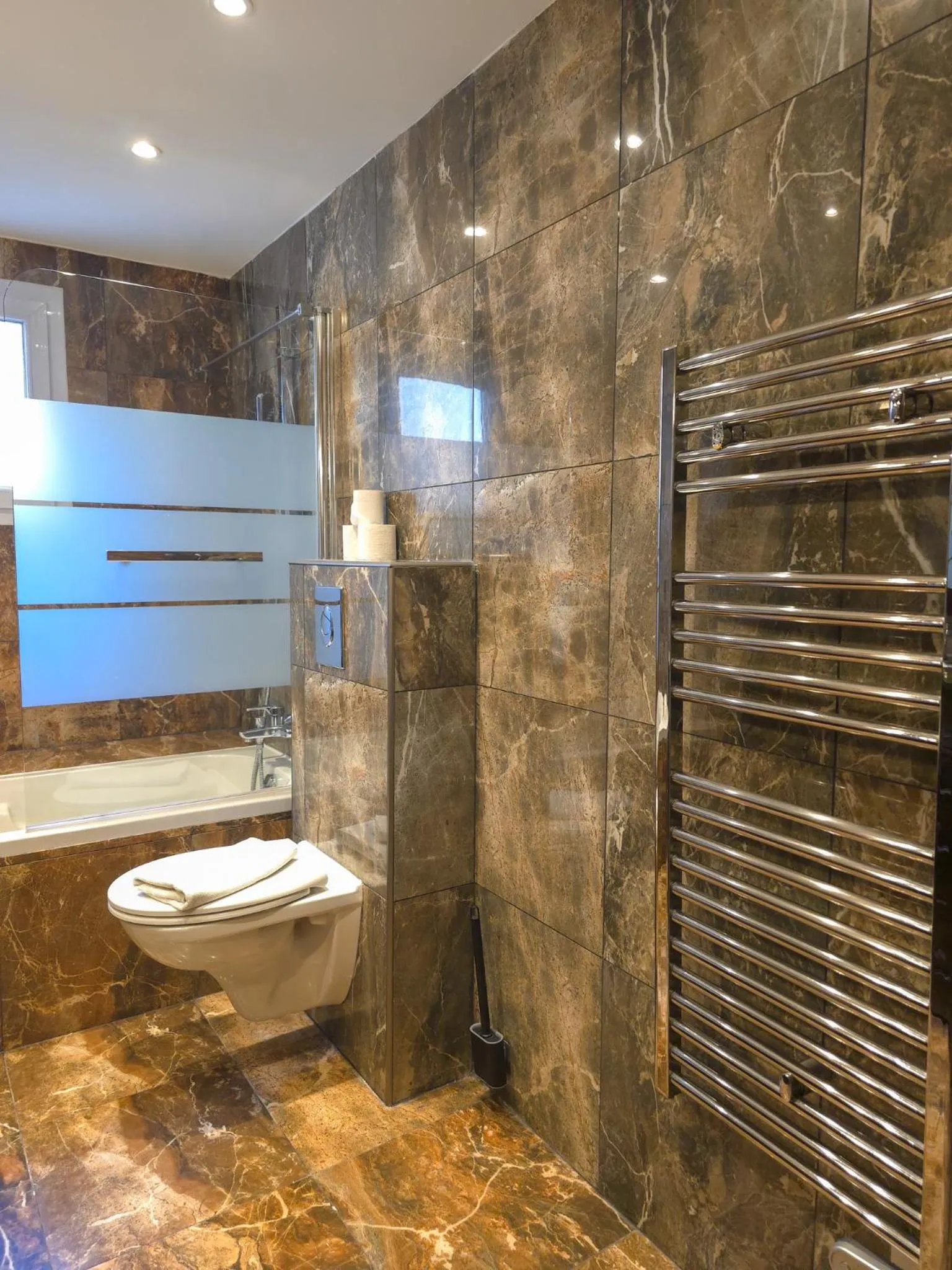 Shower in Hôtel Les Voyageurs