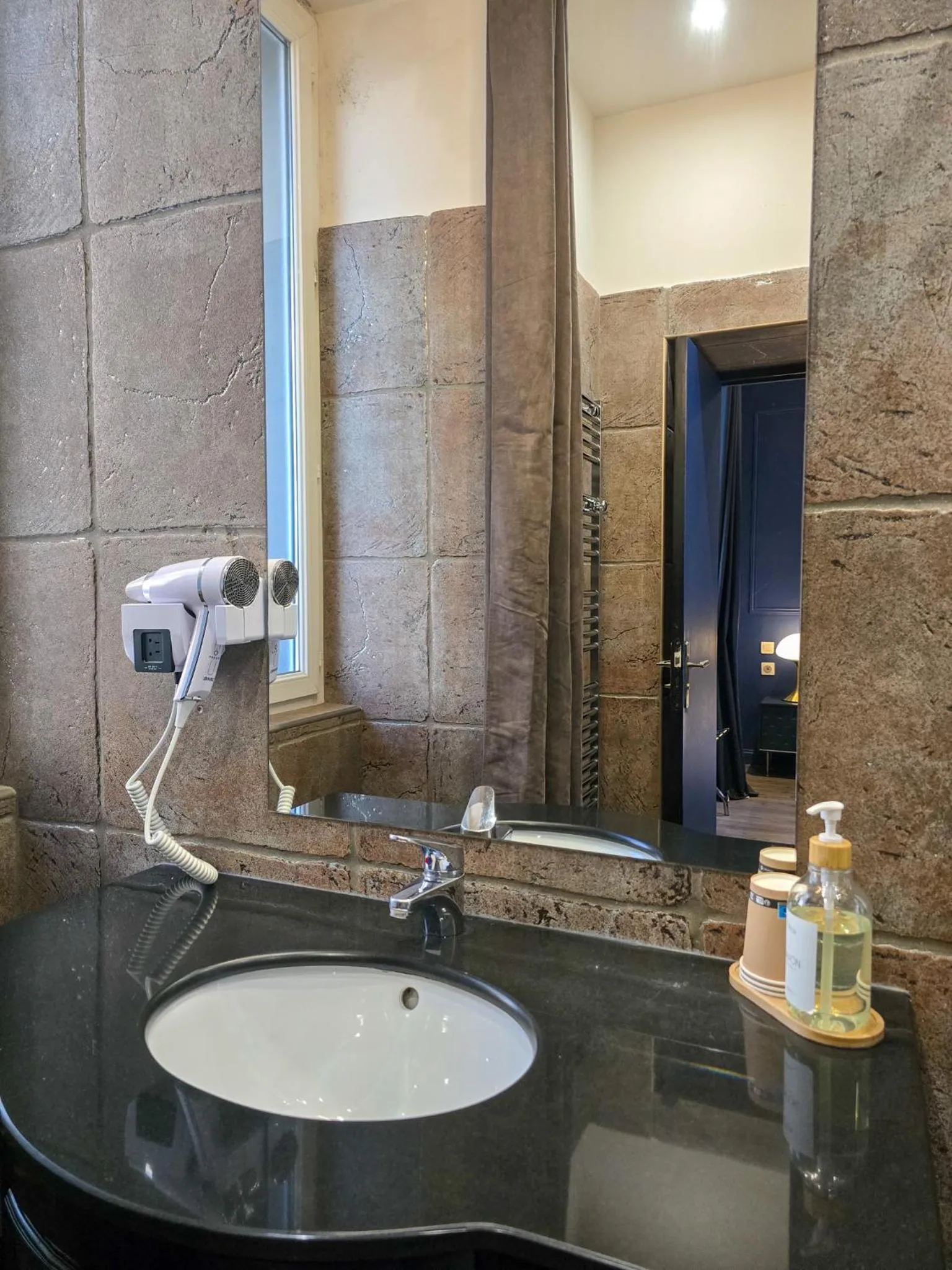 Shower in Hôtel Les Voyageurs