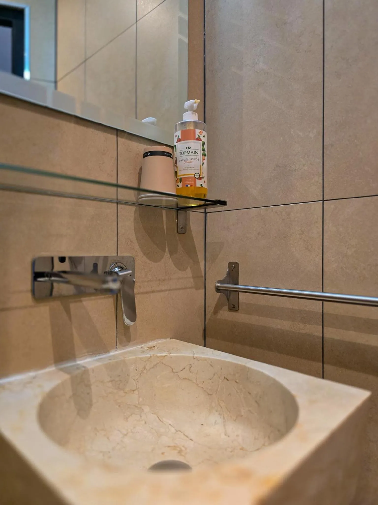 Shower in Hôtel Les Voyageurs