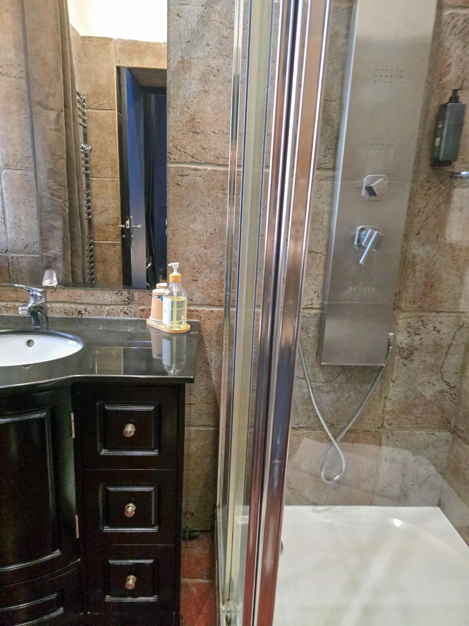 Shower in Hôtel Les Voyageurs