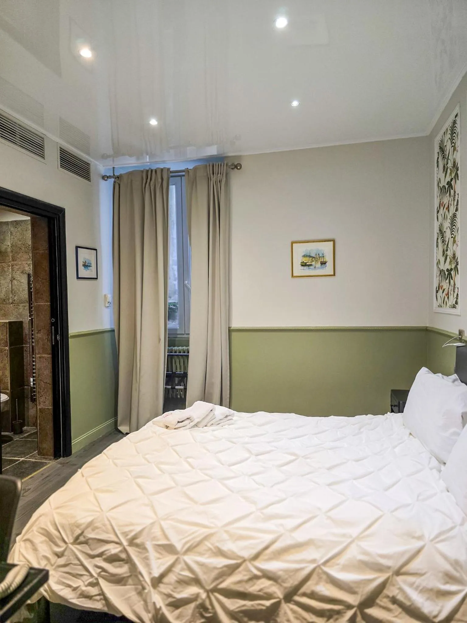 Shower, Bed in Hôtel Les Voyageurs