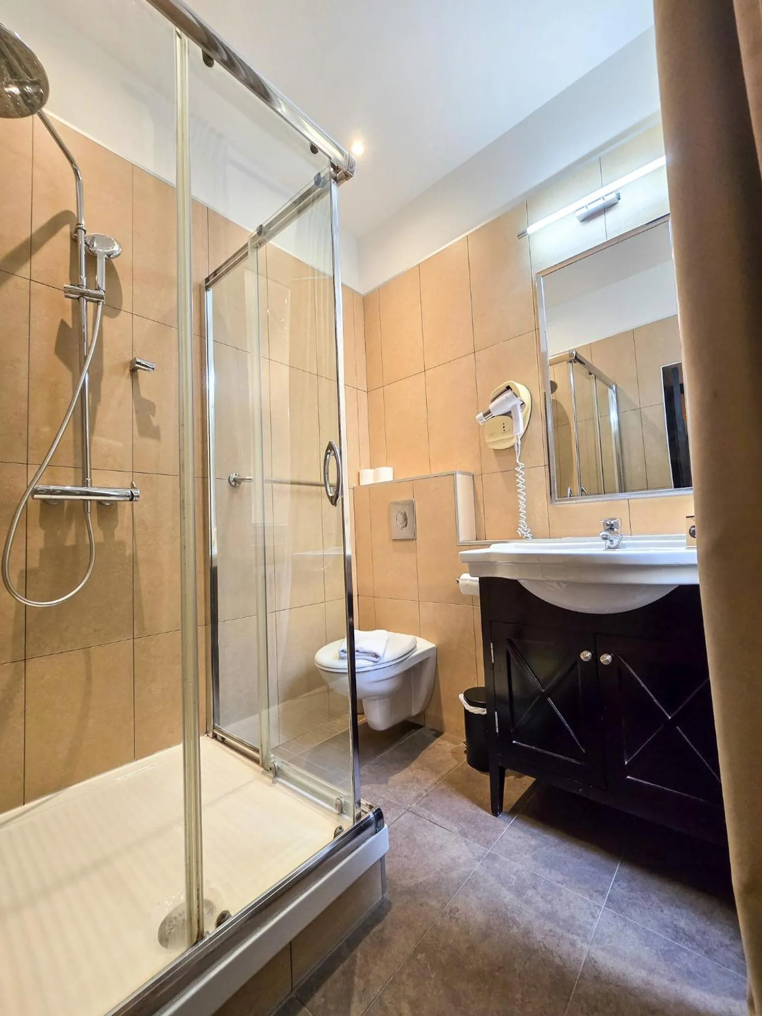 Shower in Hôtel Les Voyageurs