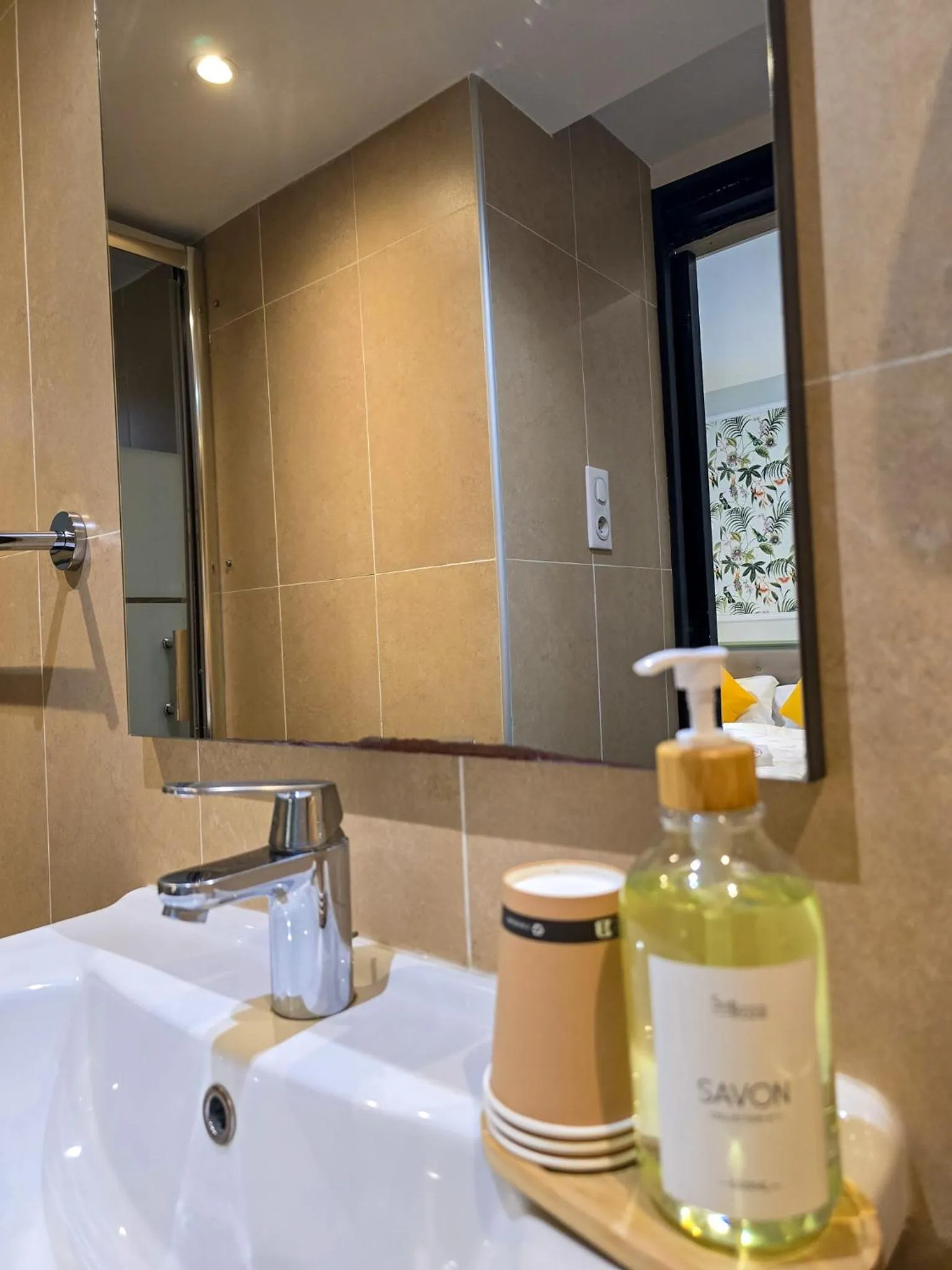 Shower in Hôtel Les Voyageurs